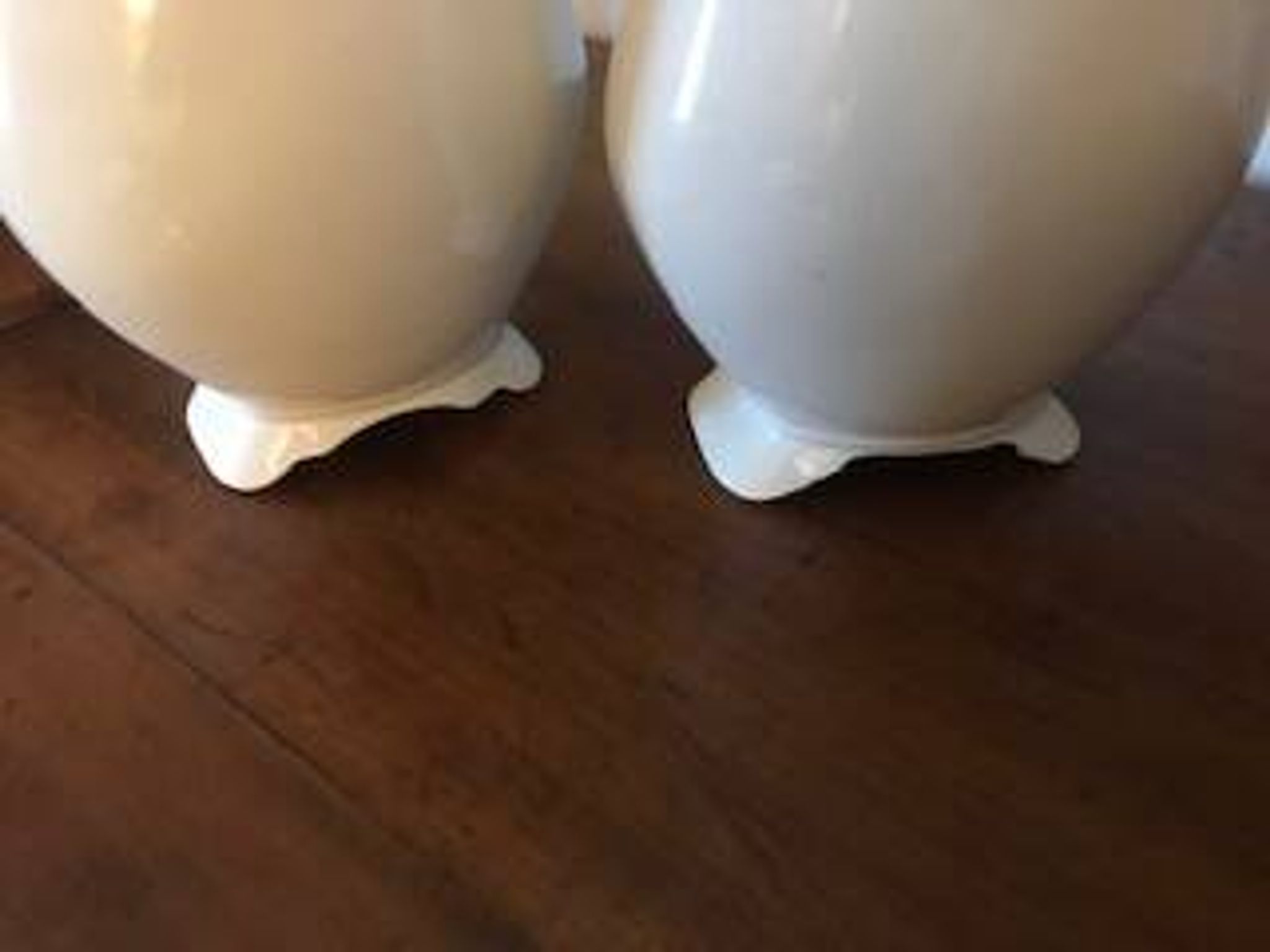 Paire de vases à fleurs en porcelaine blanche