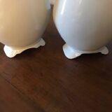 Paire de vases à fleurs en porcelaine blanche