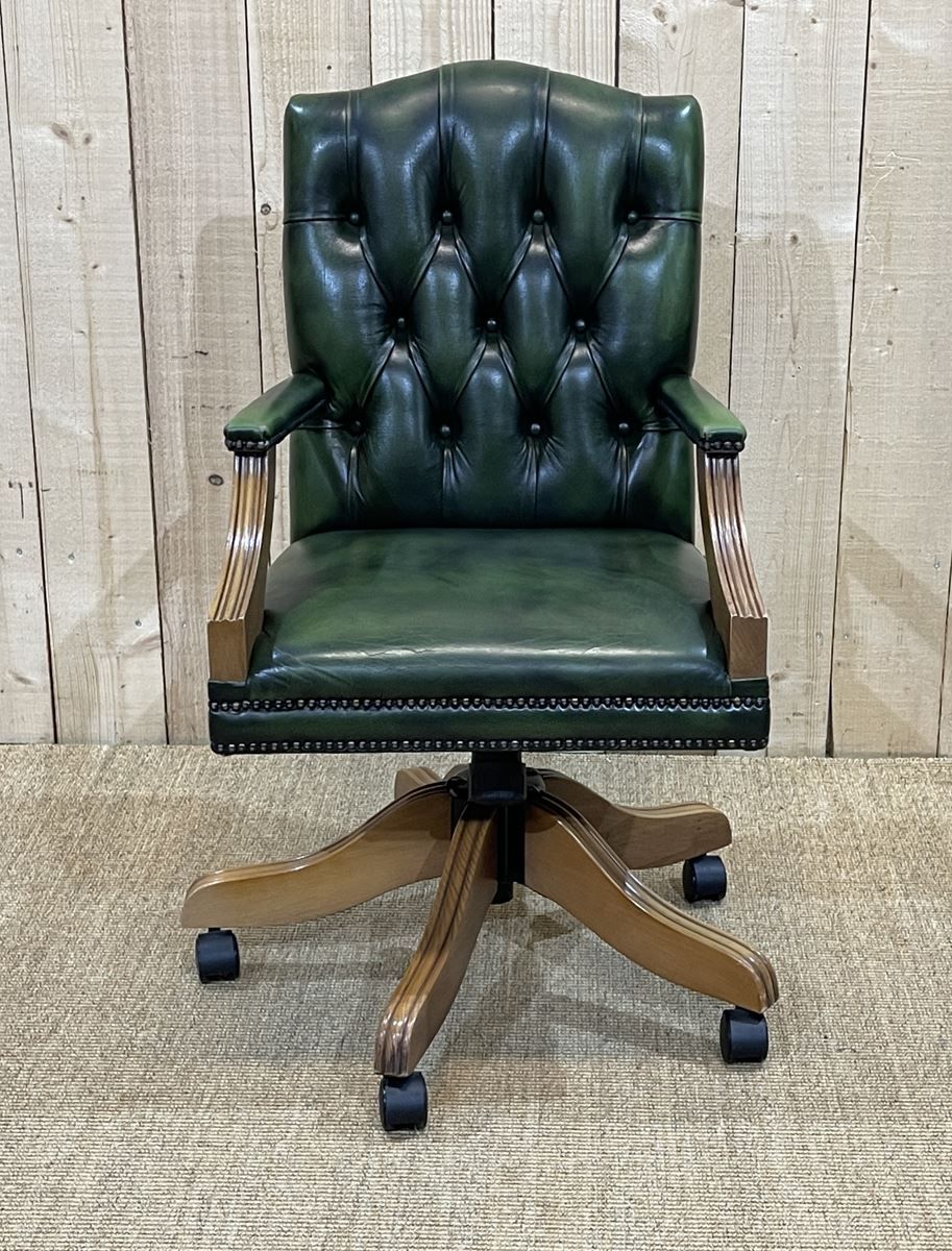 English chesterfield office armchair in green leather from the 1980s