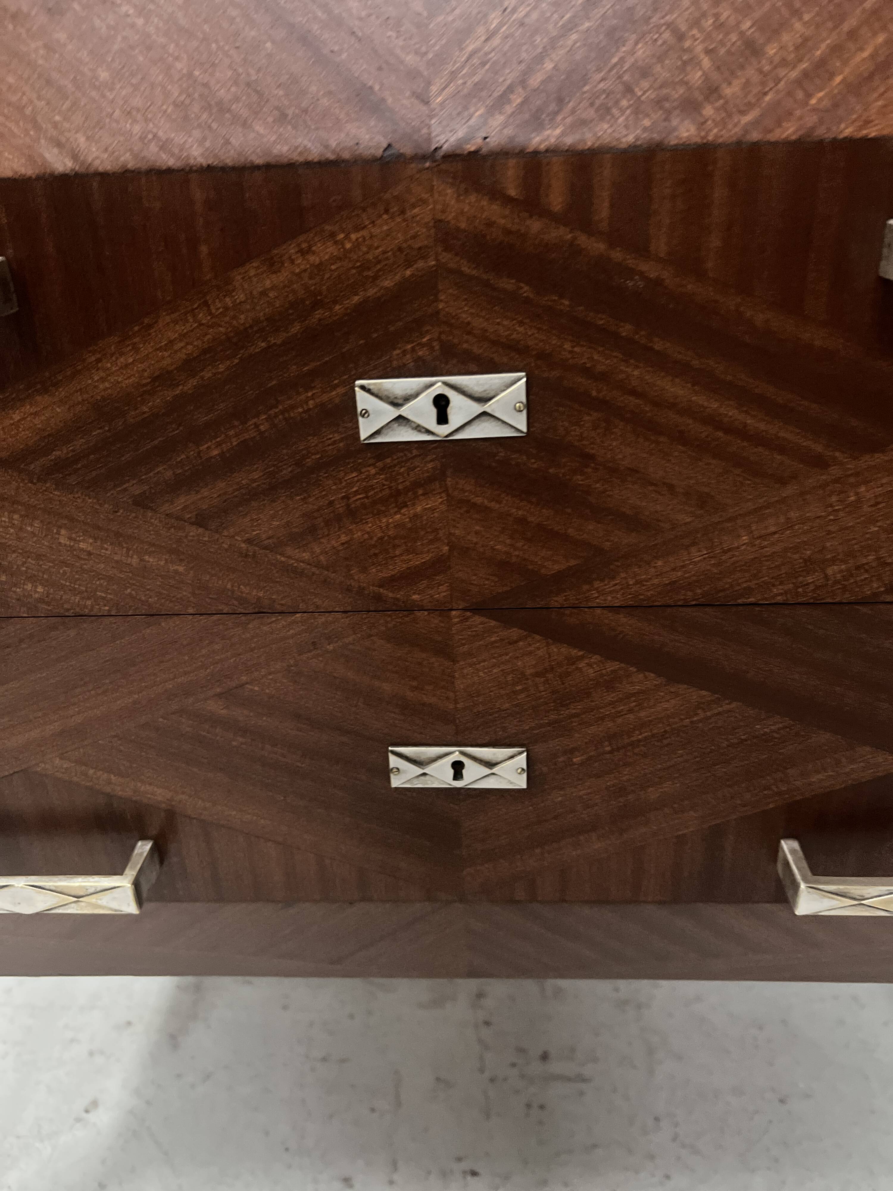 Art Deco chest of drawers with cut sides in mahogany veneer, 20th century