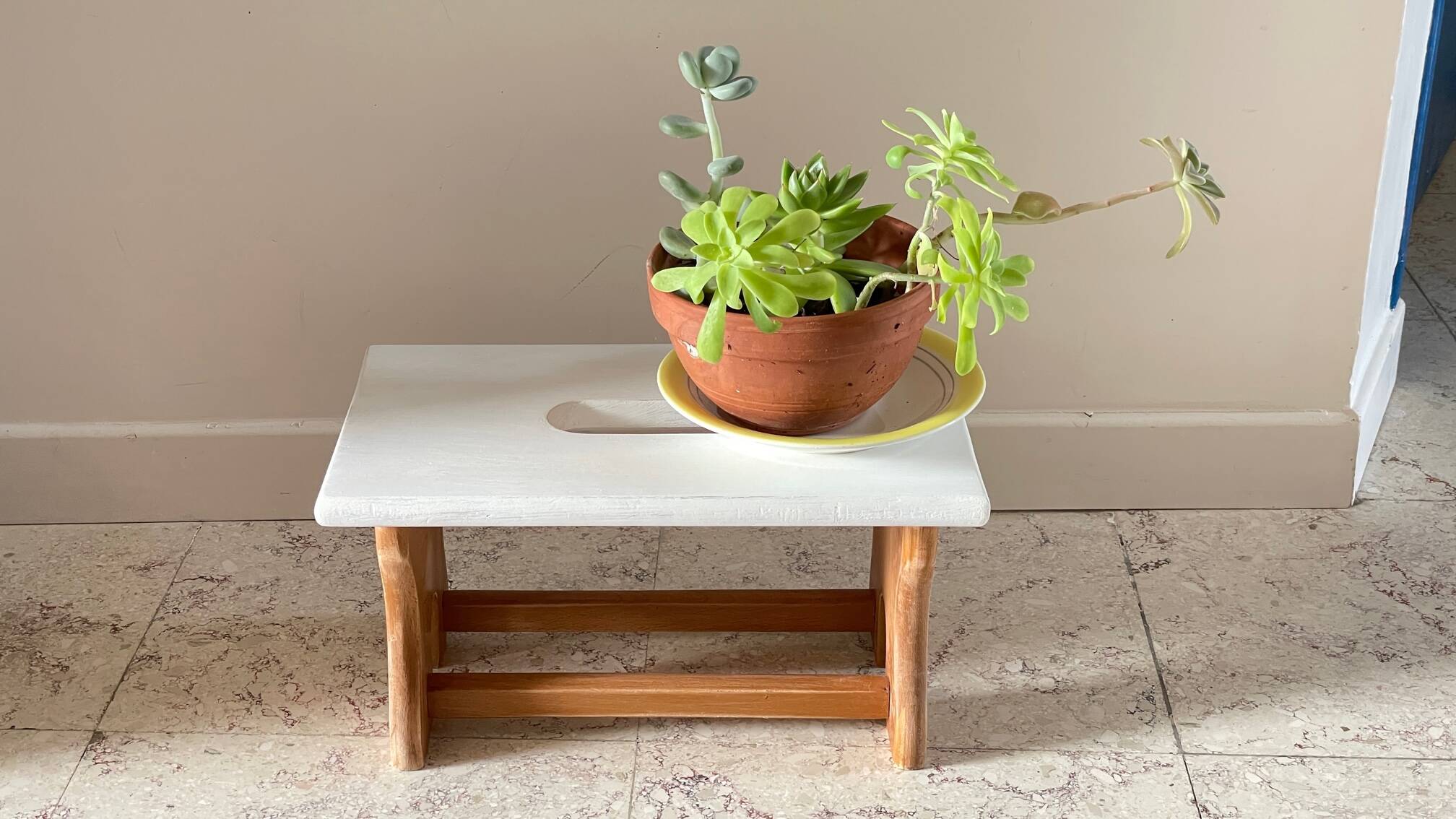 Tabouret vintage en hêtre et peint en blanc