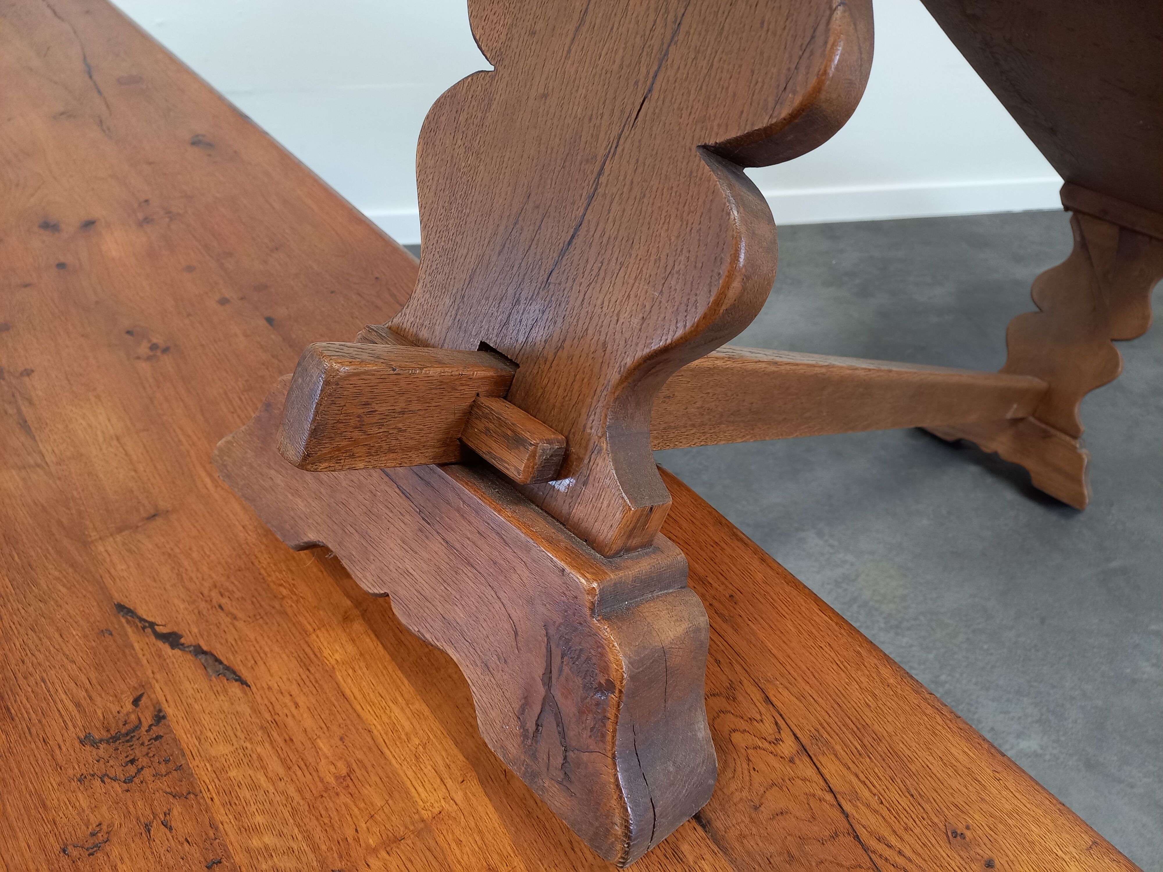 Farmhouse table and its 2 benches