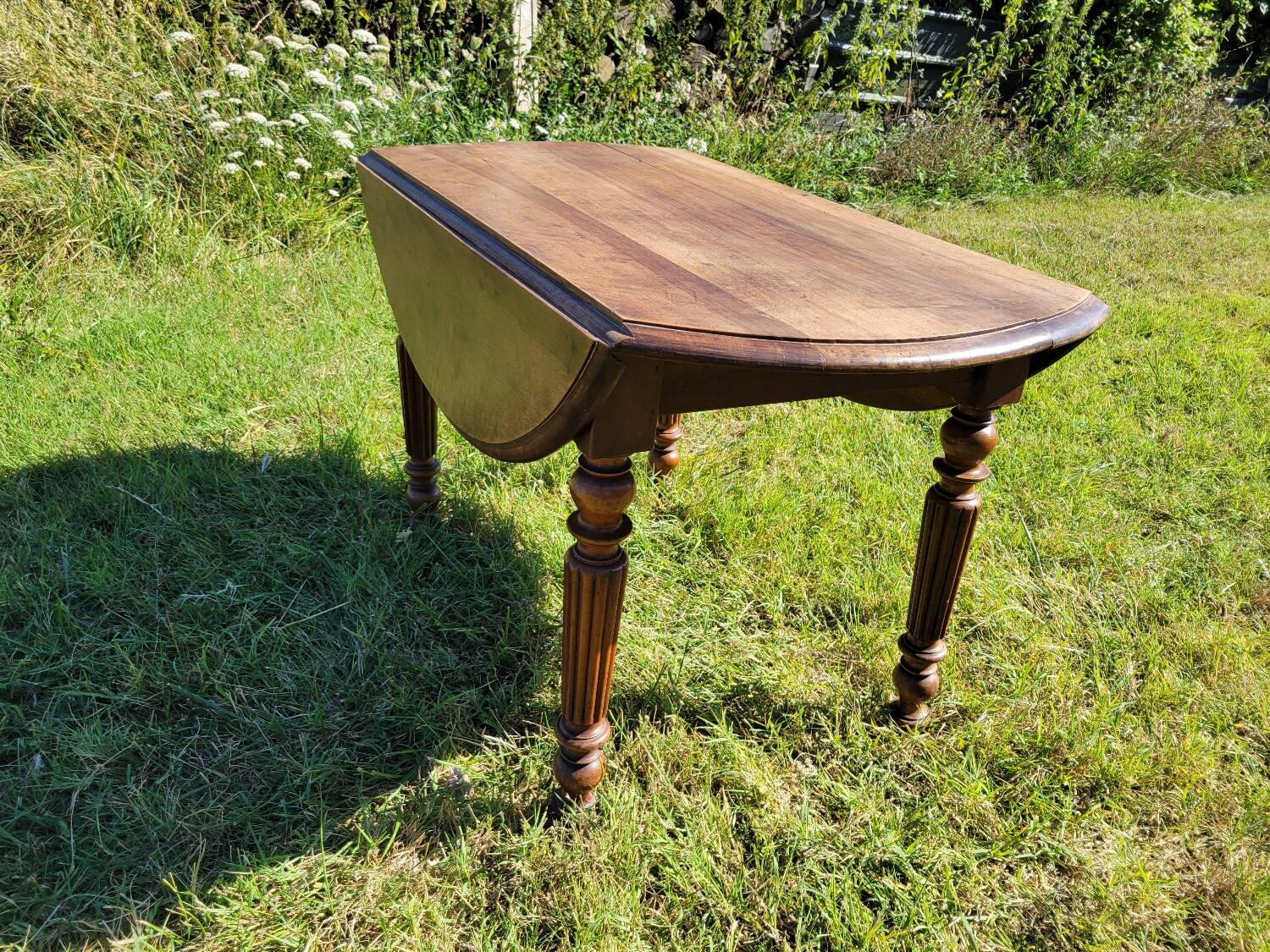 Round table with 2 leaves