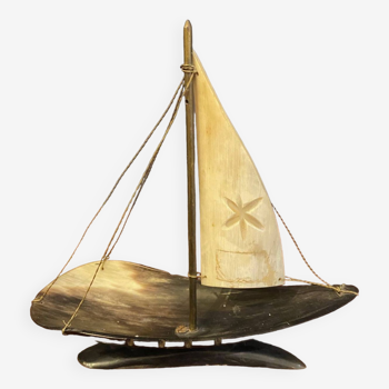 Maquette petit bateau voilier en corne de bovin sculpte a la main annees 70