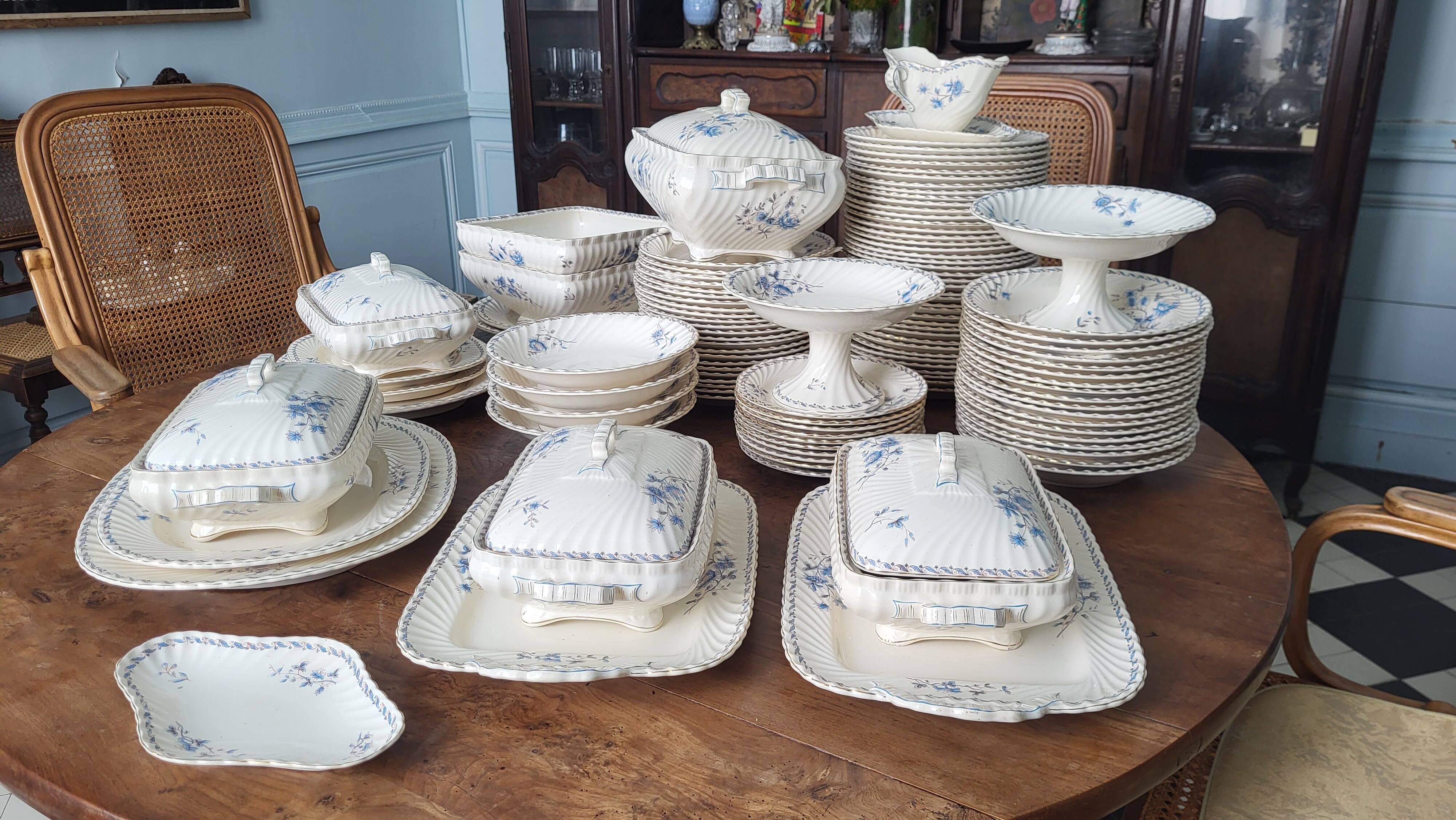 Petrus Regout 19th century dinner service 115 pieces