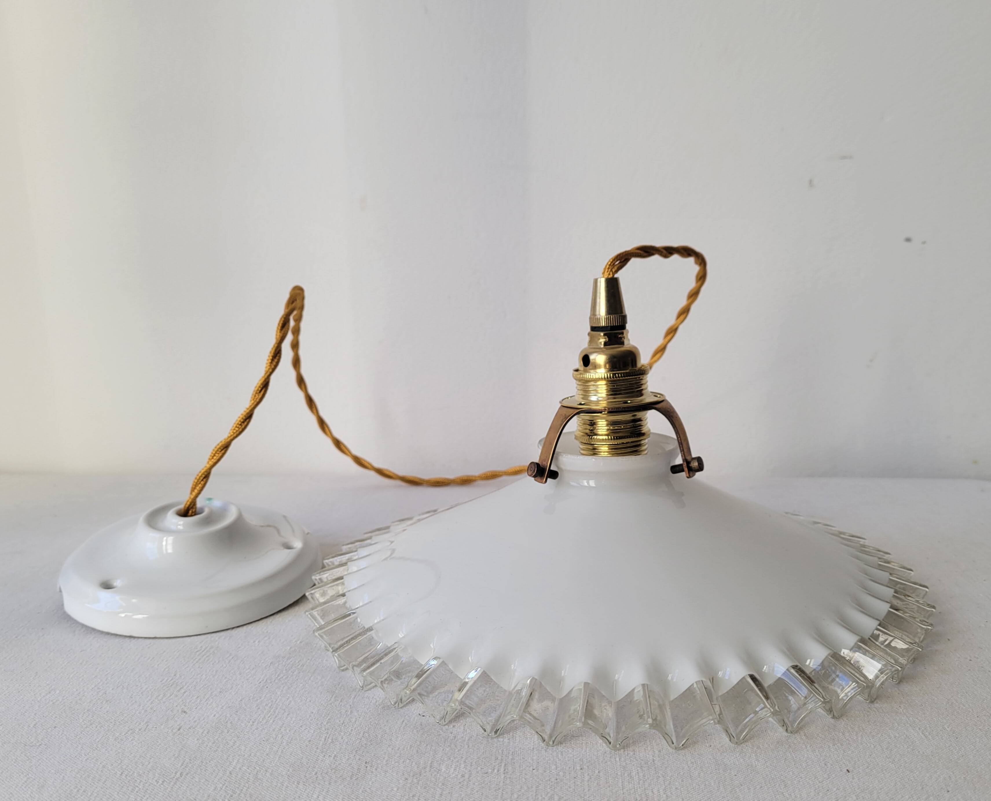 Pendant in serrated opaline
