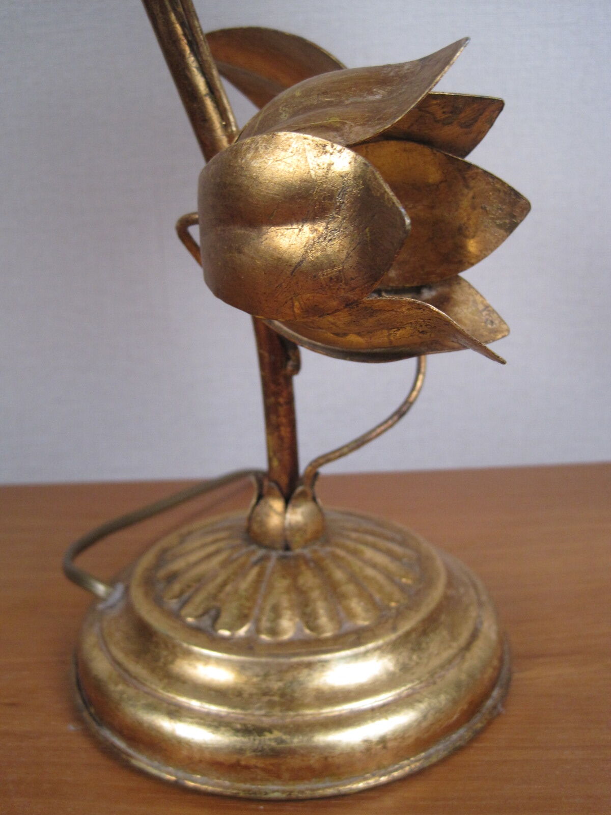 Lampe de table vintage sixties fleur clochette muguet et feuillage en métal doré