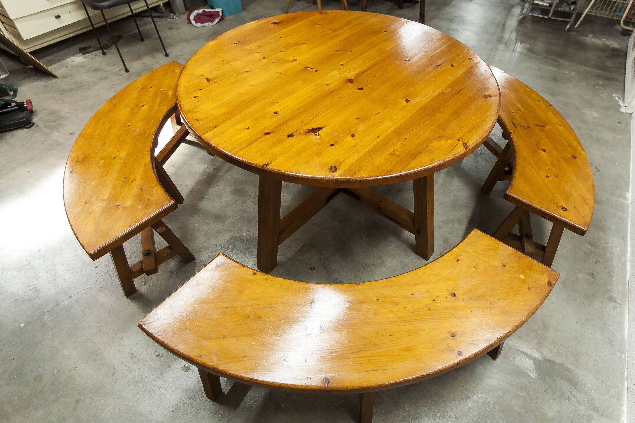 Brutalist ensemble round table 113cm and its 4 rounded stools 1960