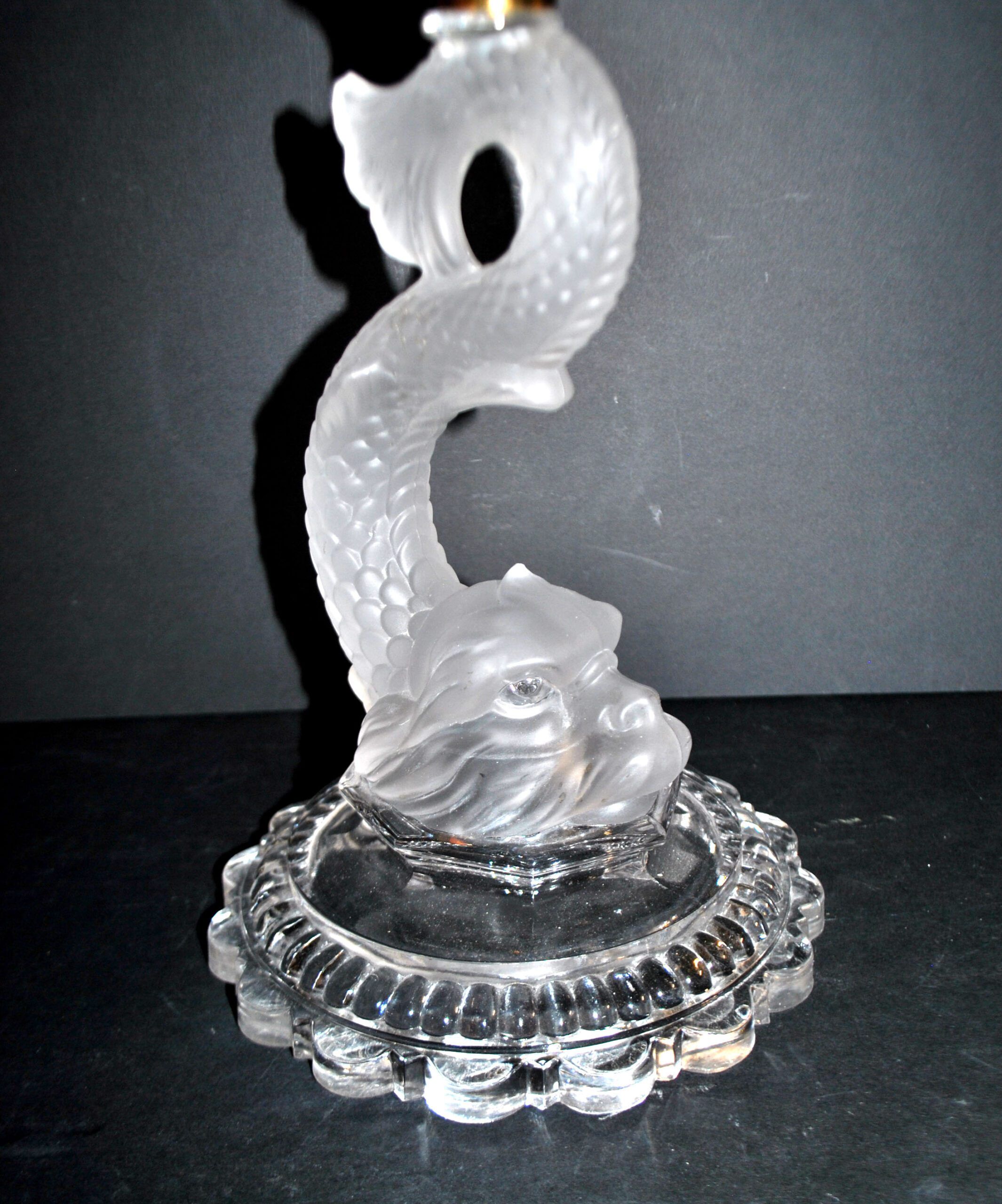Baccarat coupe sur pied dauphin guéridon diamant pierreries en cristal signé