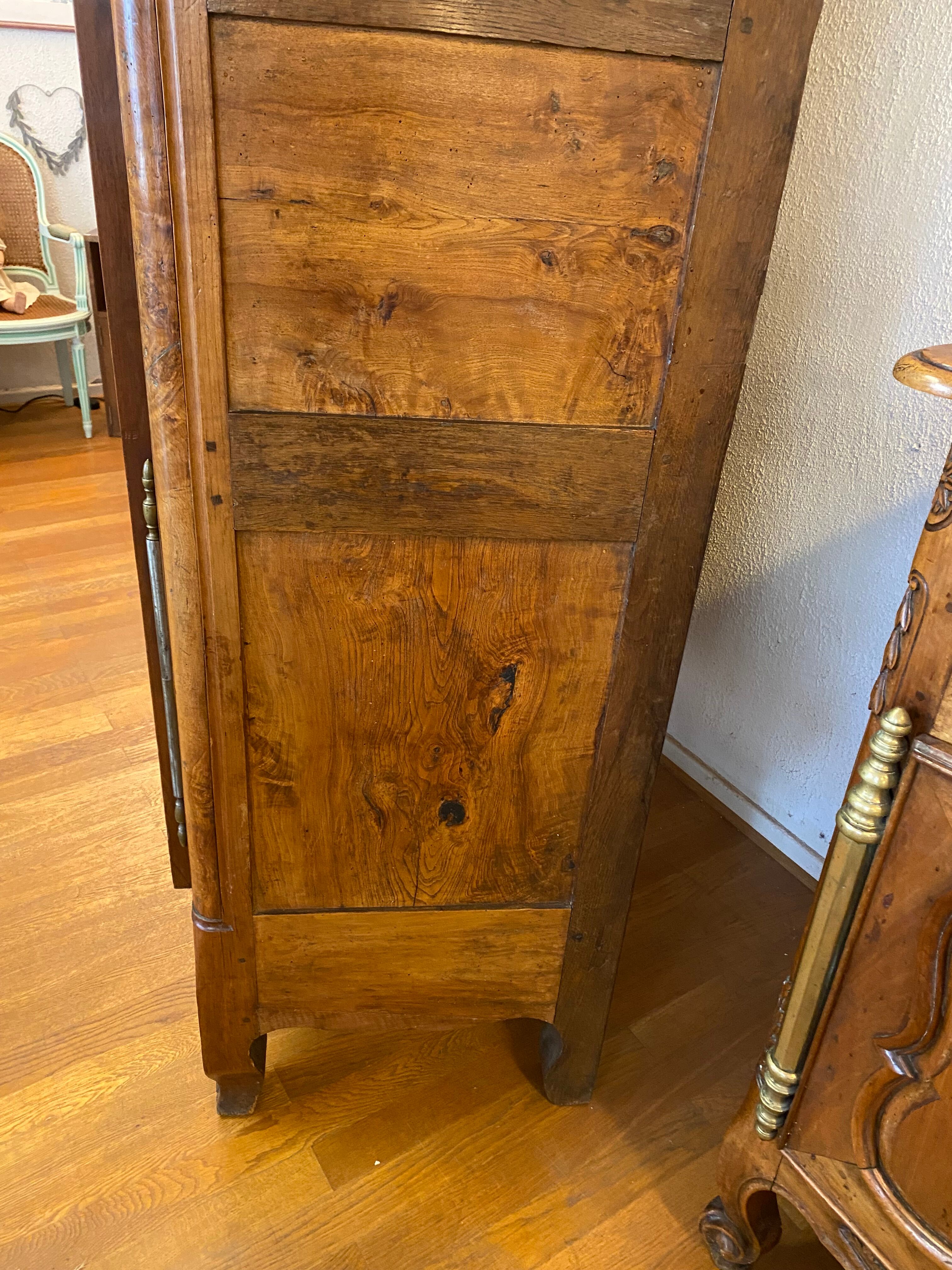 Bressane cabinet dated 1863, in walnut, ash and ash magnifying glass