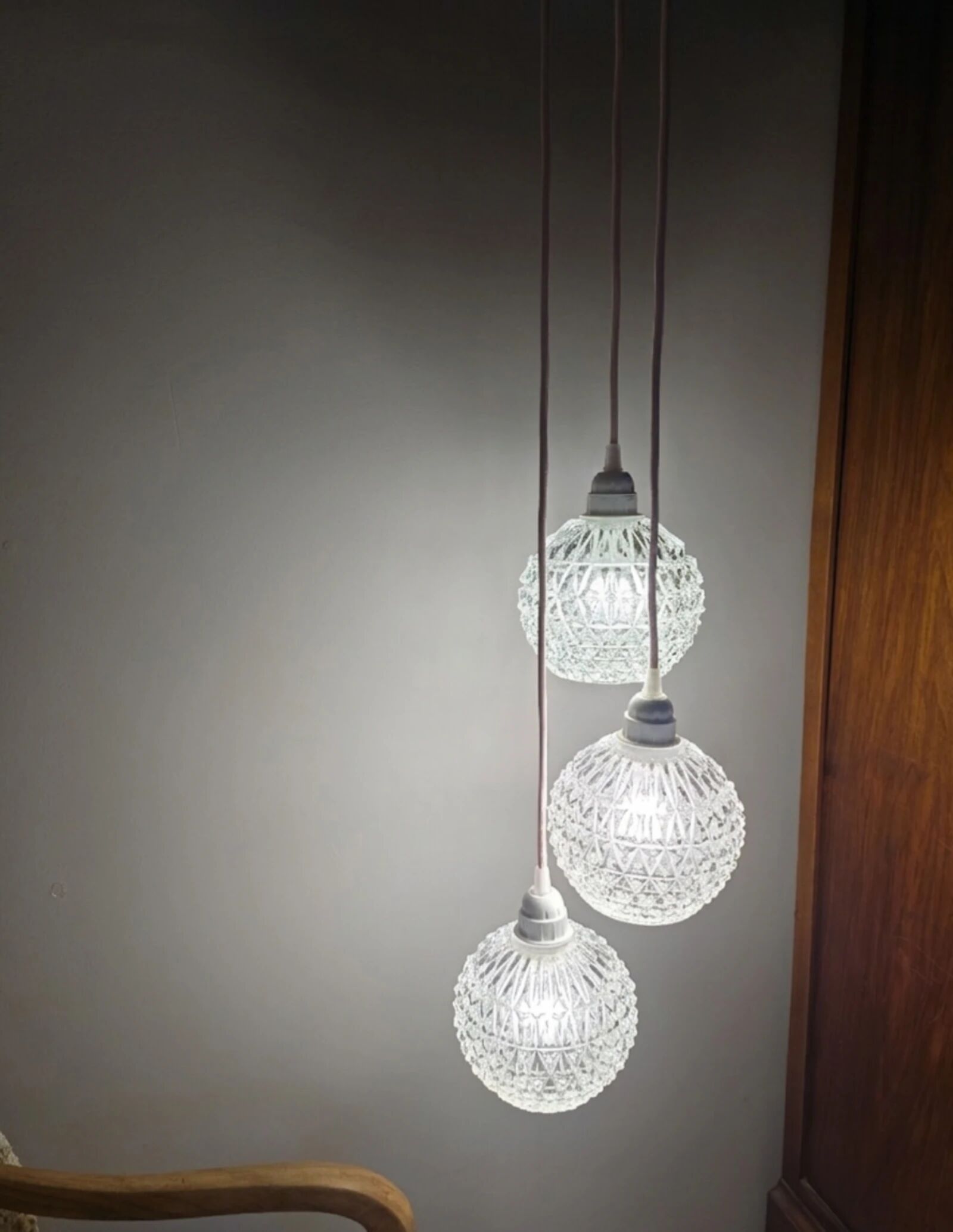 Suspension cascade three globes in cut glass vintage and pink wire