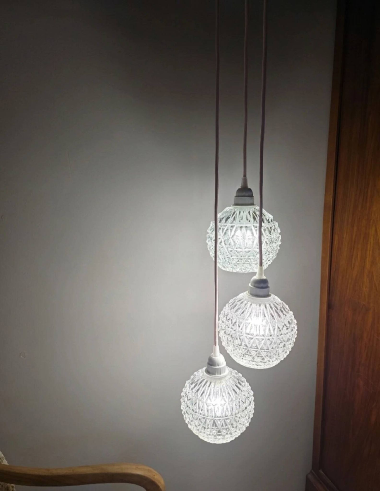 Suspension cascade three globes in cut glass vintage and pink wire