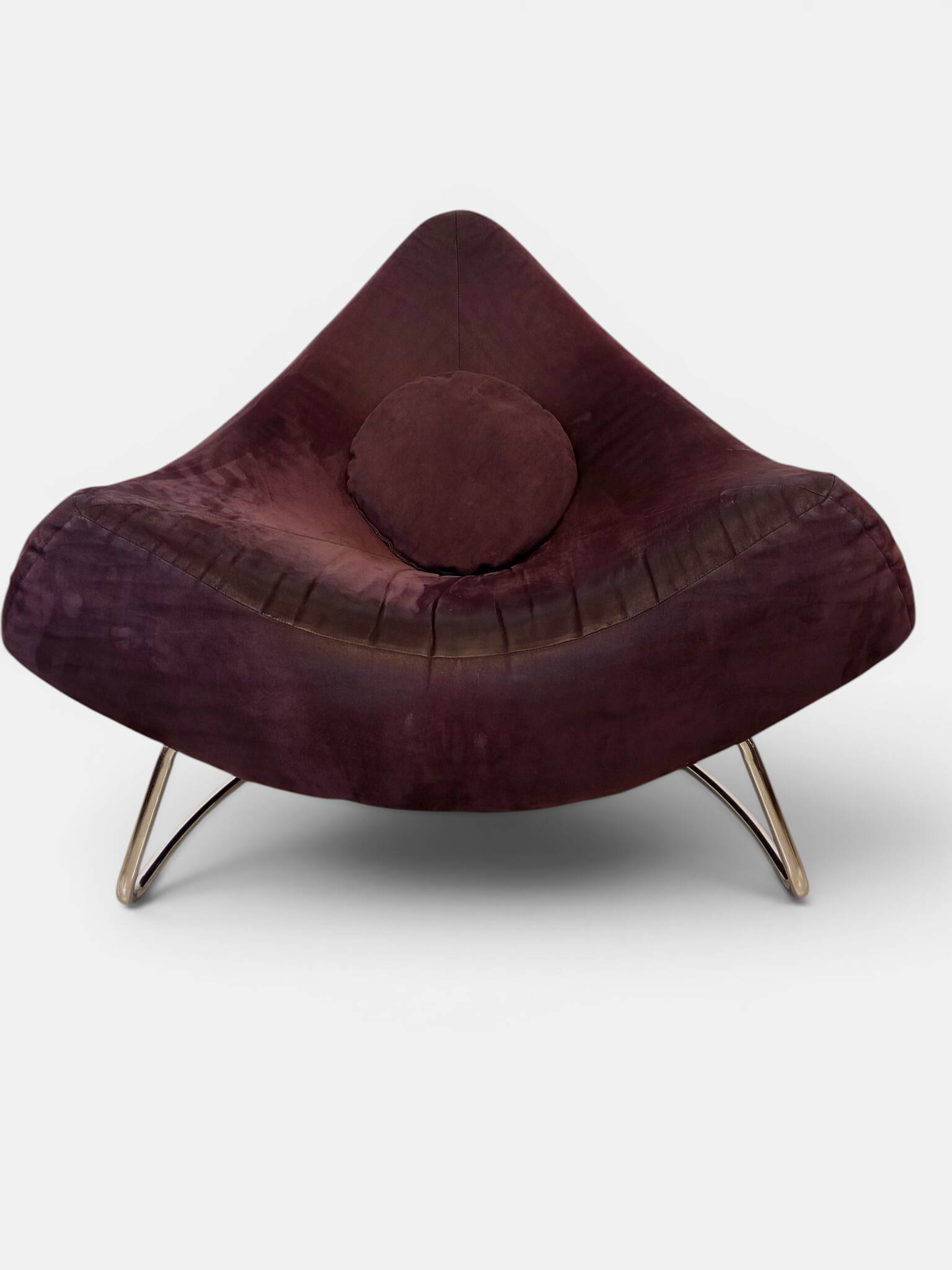Fauteuil triangulaire "Chili" par Paul Falkenberg – Alcantara Chocolat