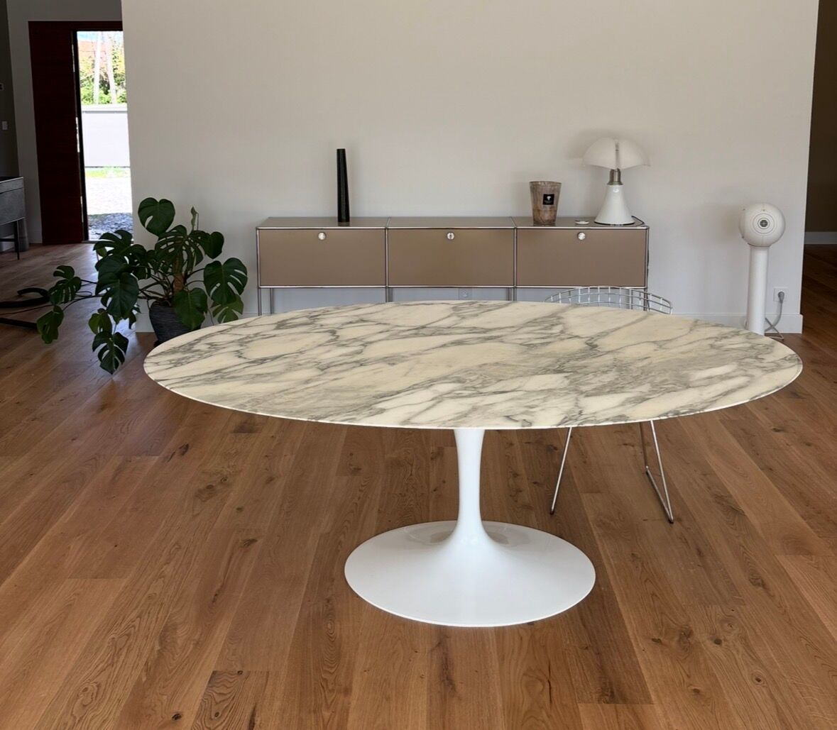 Oval Knoll Saarinen table in Carrara marble