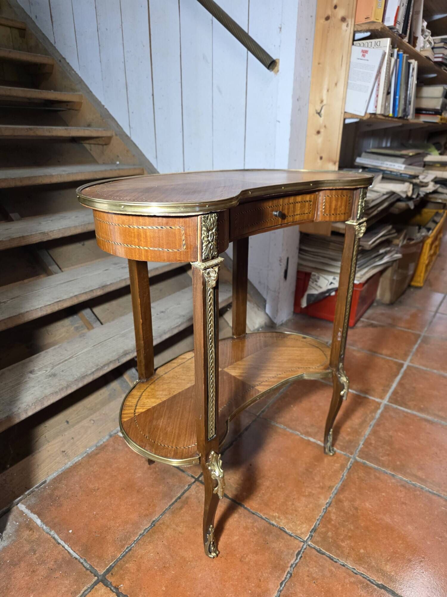 Kidney-shaped bedside table in Louis XV style with marquetry.