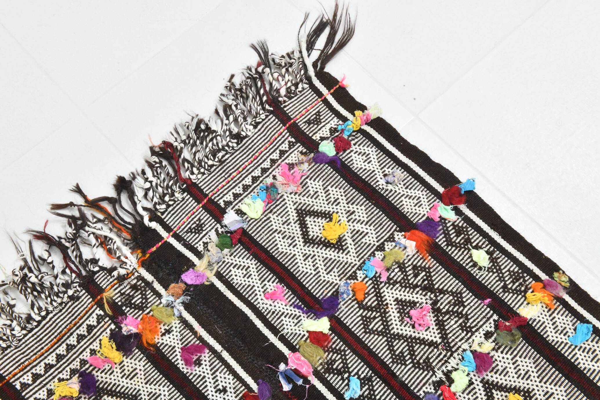 Tapis kilim turc blanc et noir