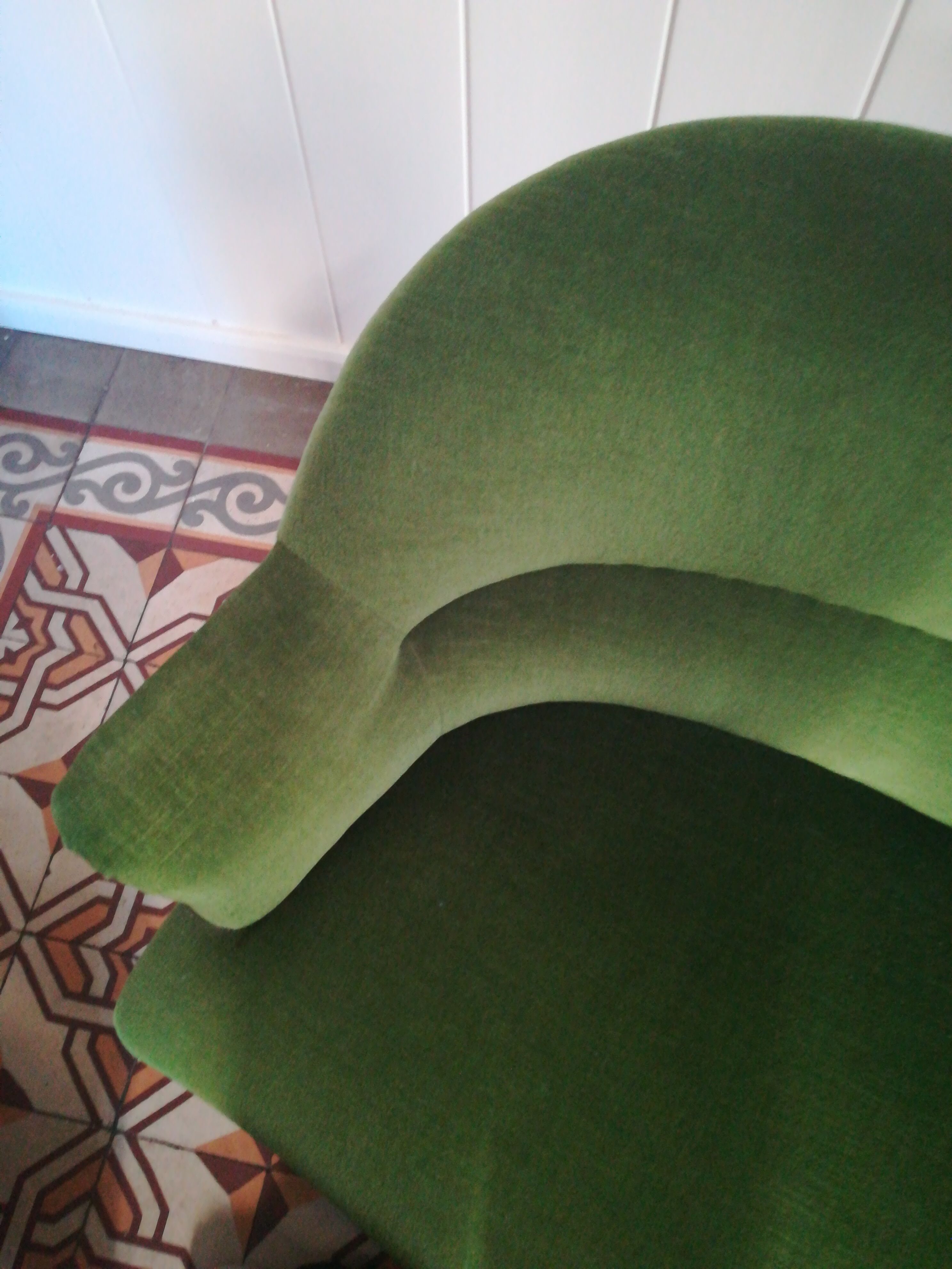 Toad sofa with velvet fringes