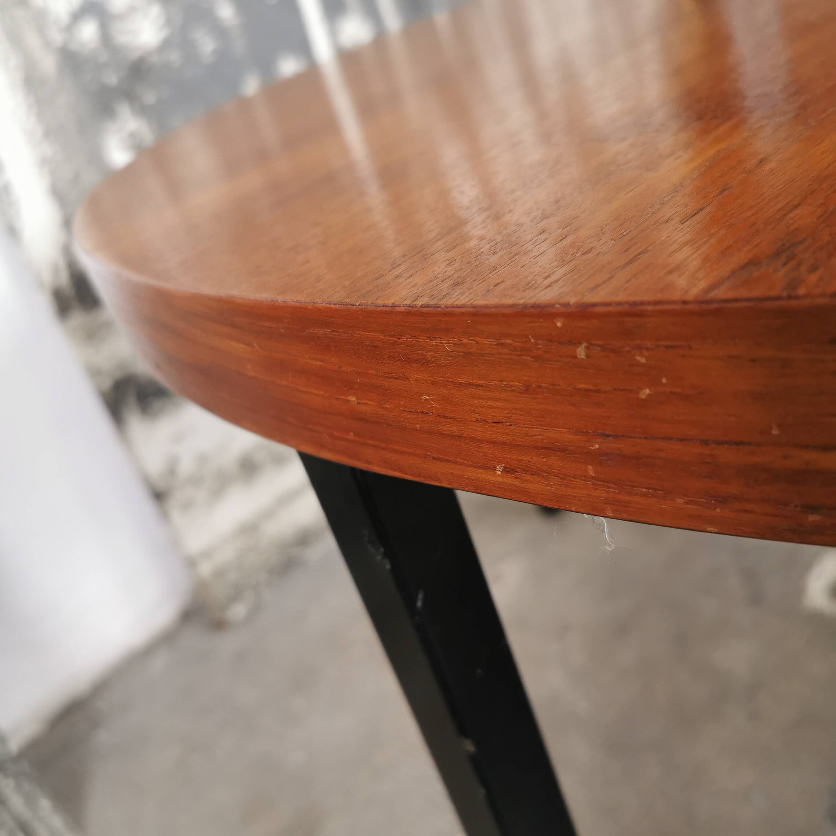 Round coffee table in walnut veneer and metal