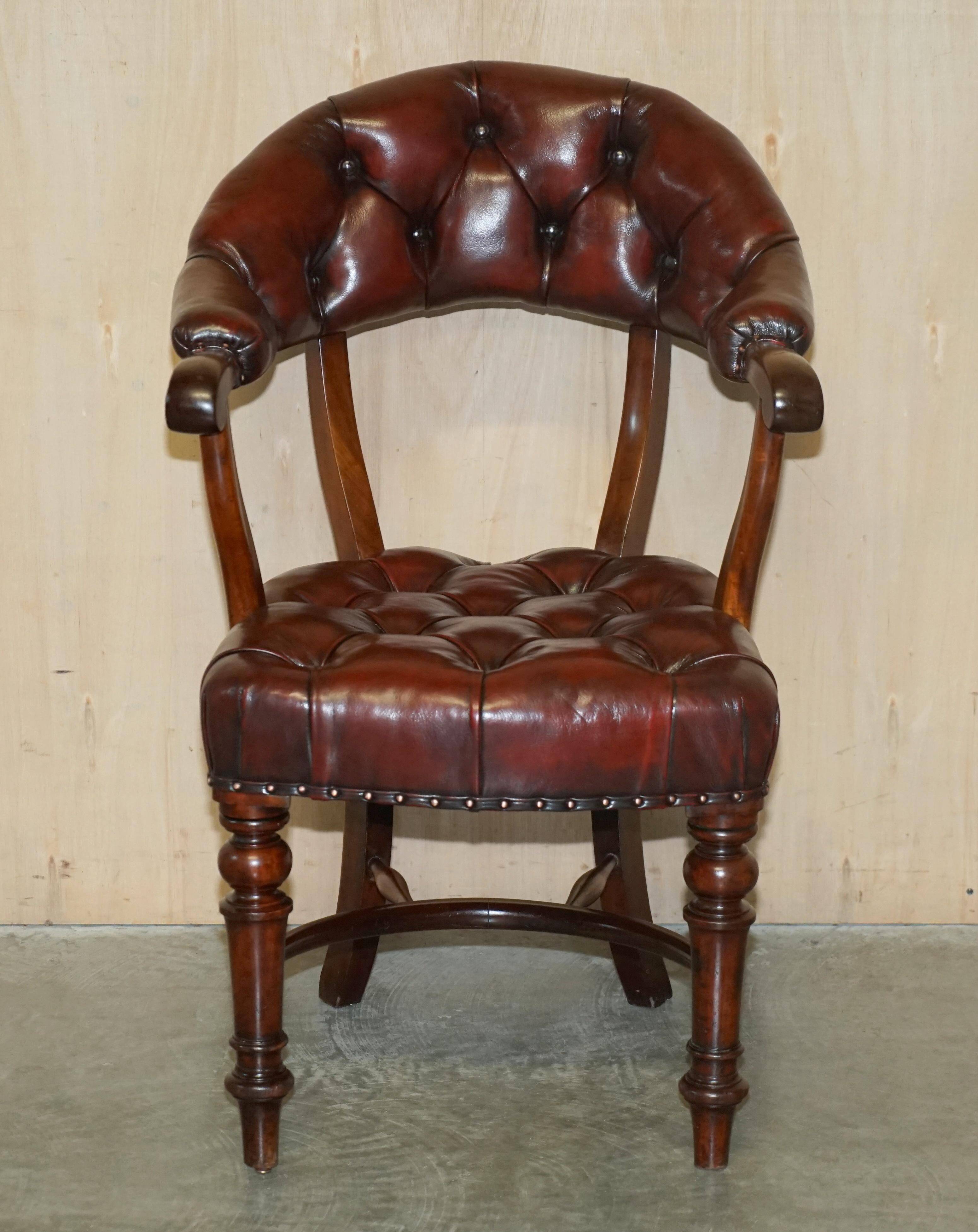 Chesterfield captain's armchair William IV in restored leather with hardwood.