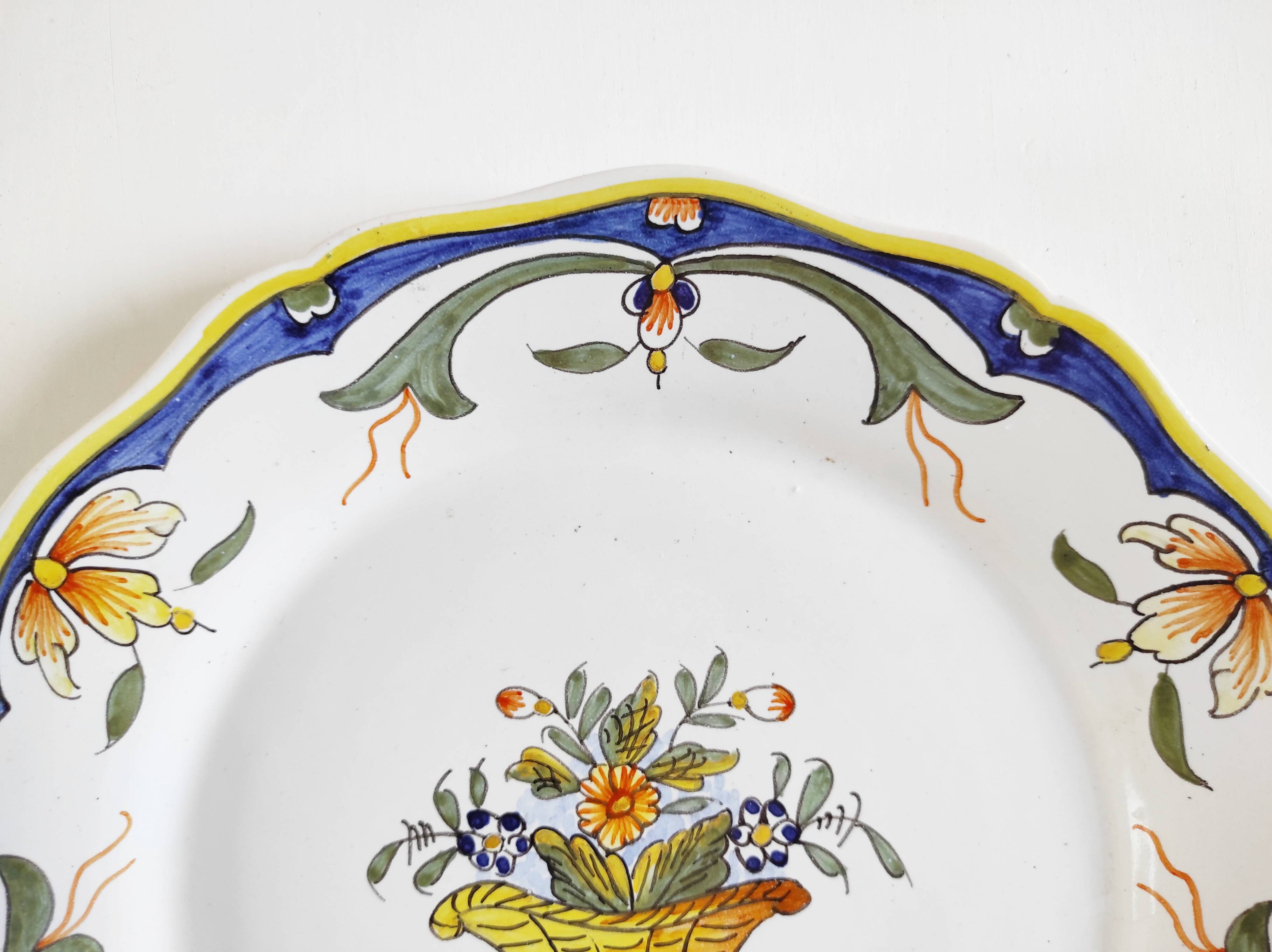 Assiette décor rouen au panier fleuri