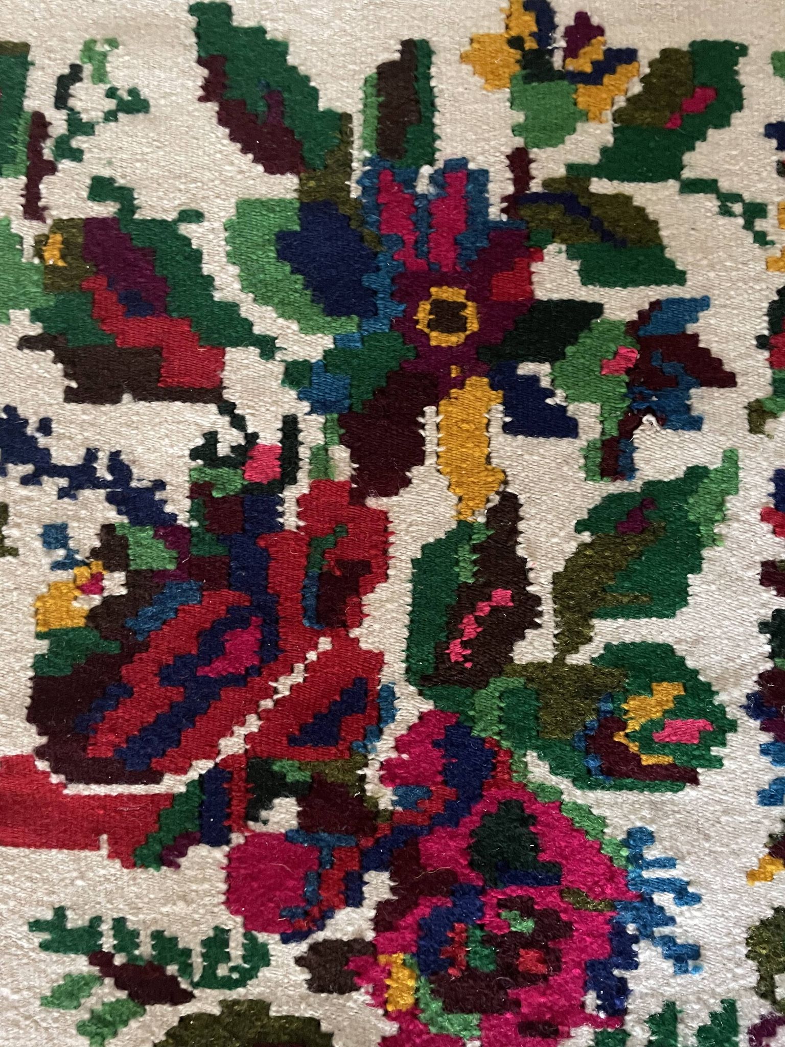 White vintage floral rug made by hand in Romania, beautiful flowers