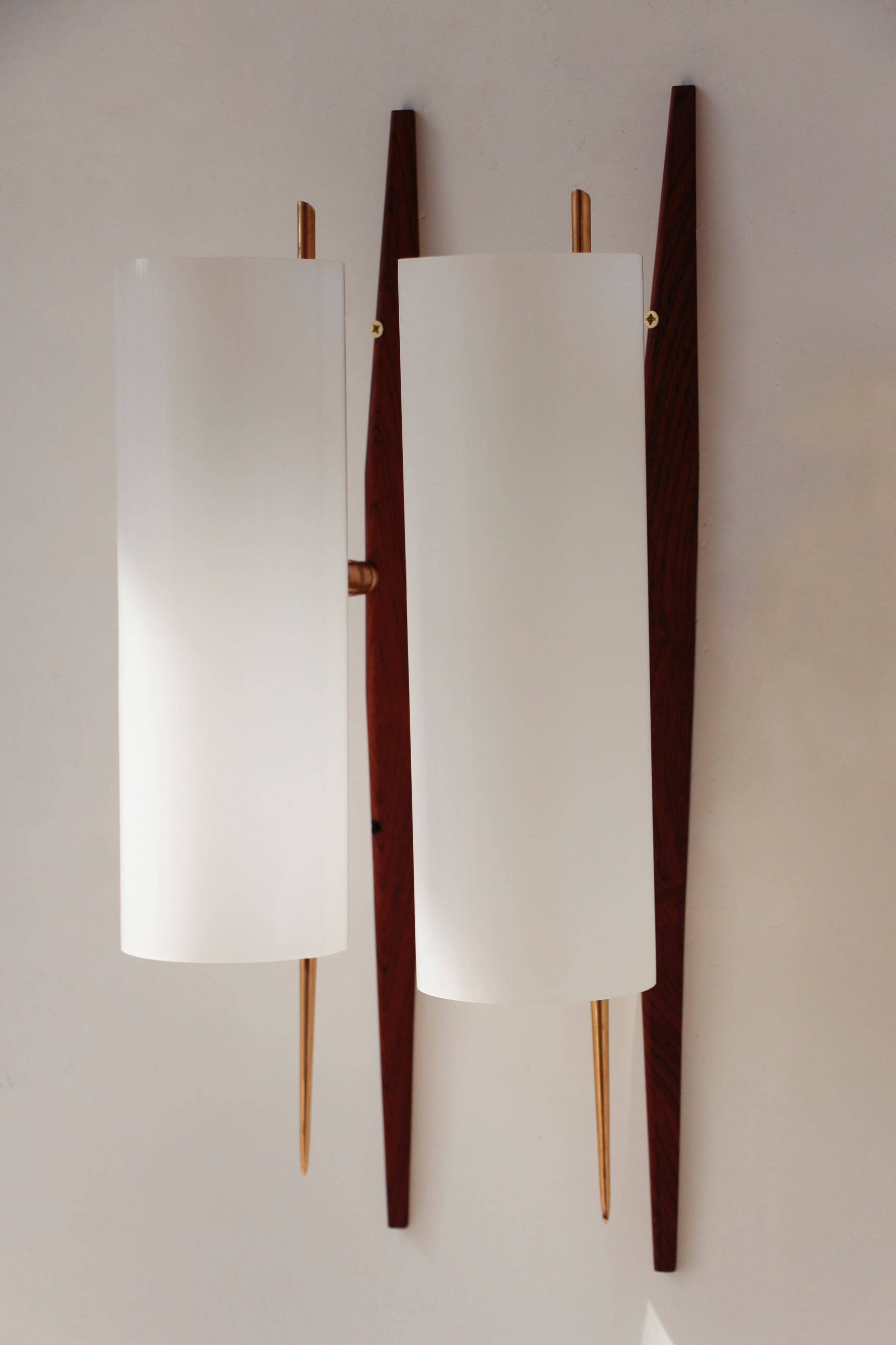 Modernist adjustable wall lights in teak and brass – 1950
