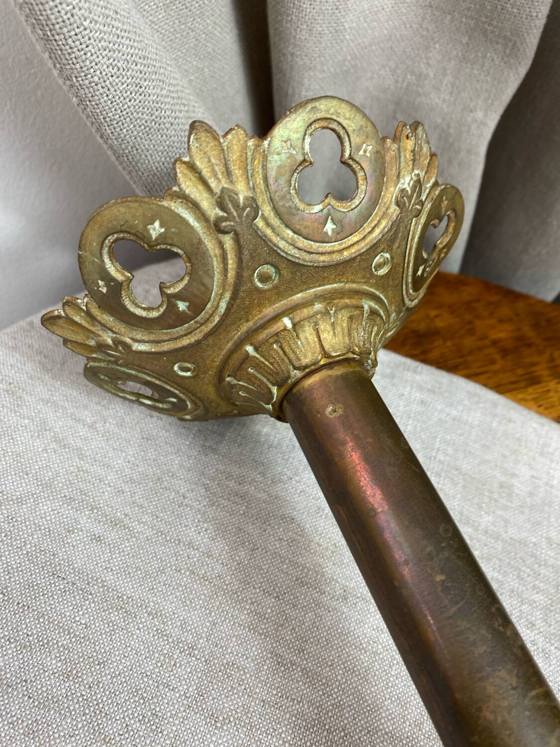 Paire de piques-cierges d’église en bronze et laiton