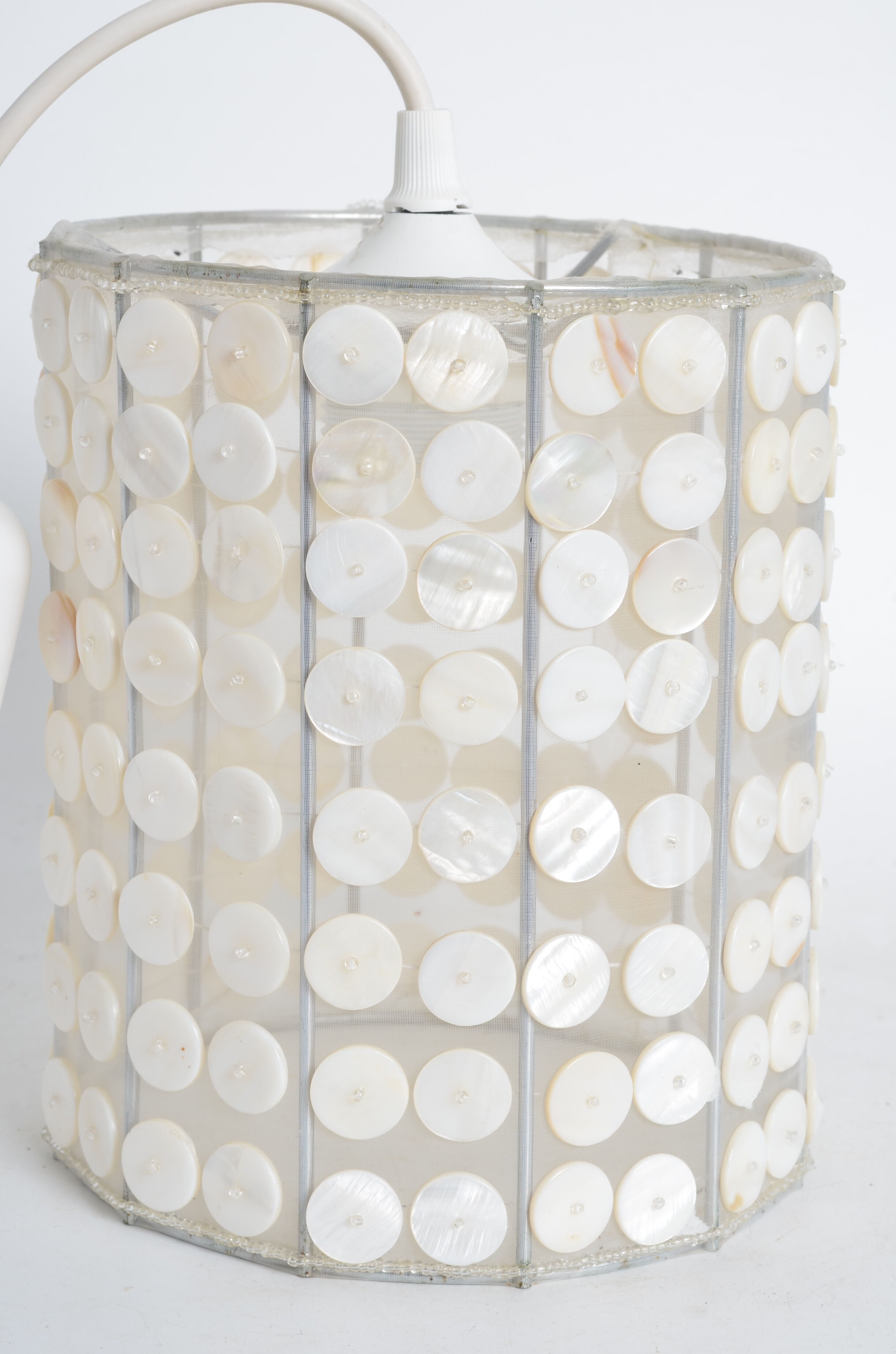 Suspension in mother-of-pearl buttons