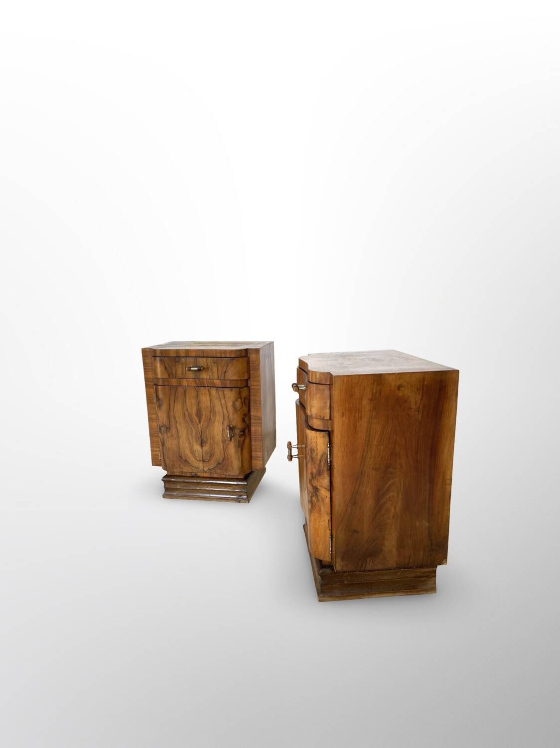 Tables de chevet Art déco italiennes en ronce de noyer, années 1930.