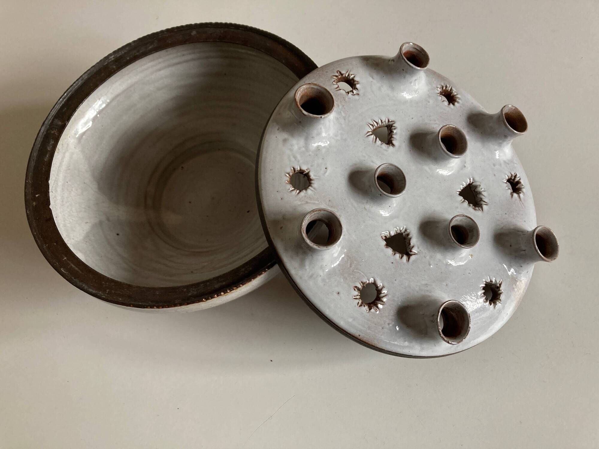 Ceramic pique flowers by Jeanne and Norbert Pierlot 1970 Château de Ratilly