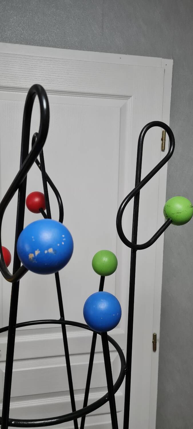 Treble clef coat rack