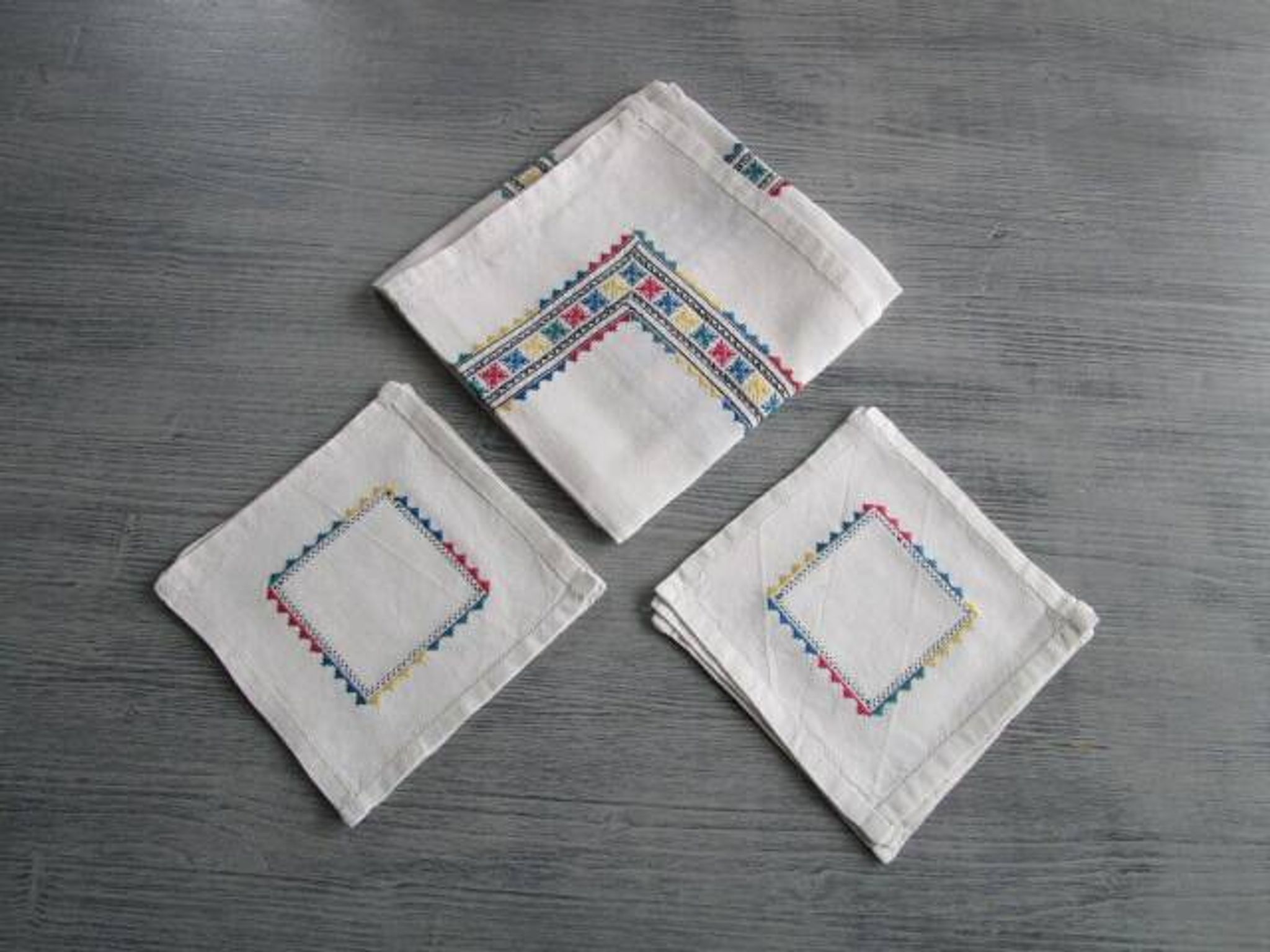 Petite nappe a thé ancienne brodée 60x60cm+6 serviettes assorties