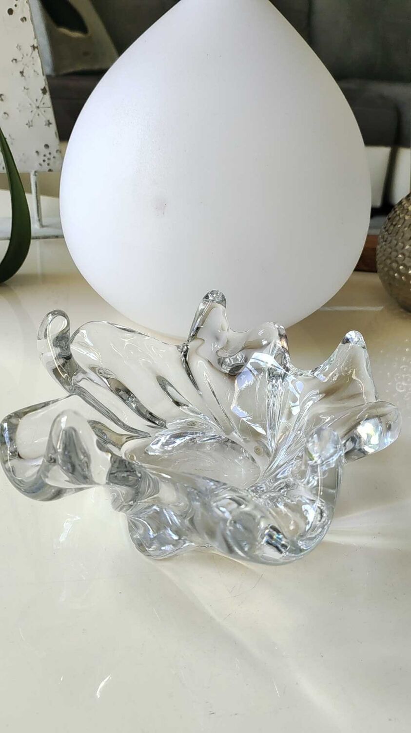 Empty pocket signed Cristallerie de Lorraine, Corolle/floral shape. Polylobed edges with corrugations