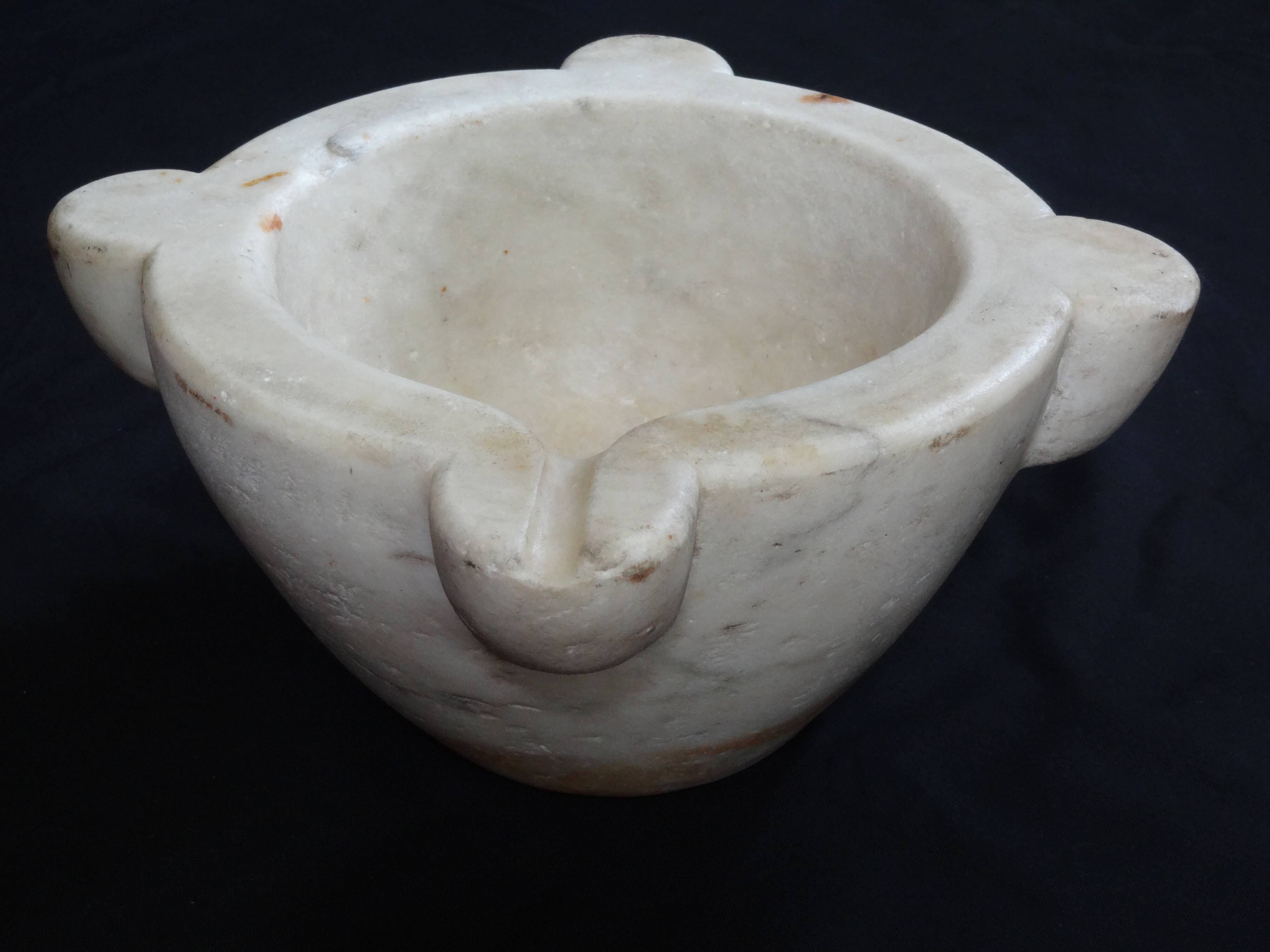 Carrara marble mortar of eighteenth period 37 x 18 cm