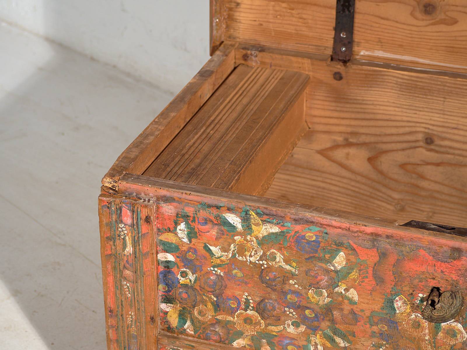Antique painted trunk with floral motifs (c.1920) #32
