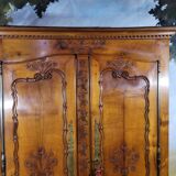 Armoire style Louis XV en merisier sculpté