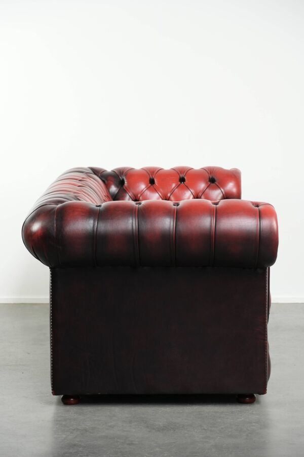 Canapé chesterfield 2,5/3 places en cuir de vachette rouge.