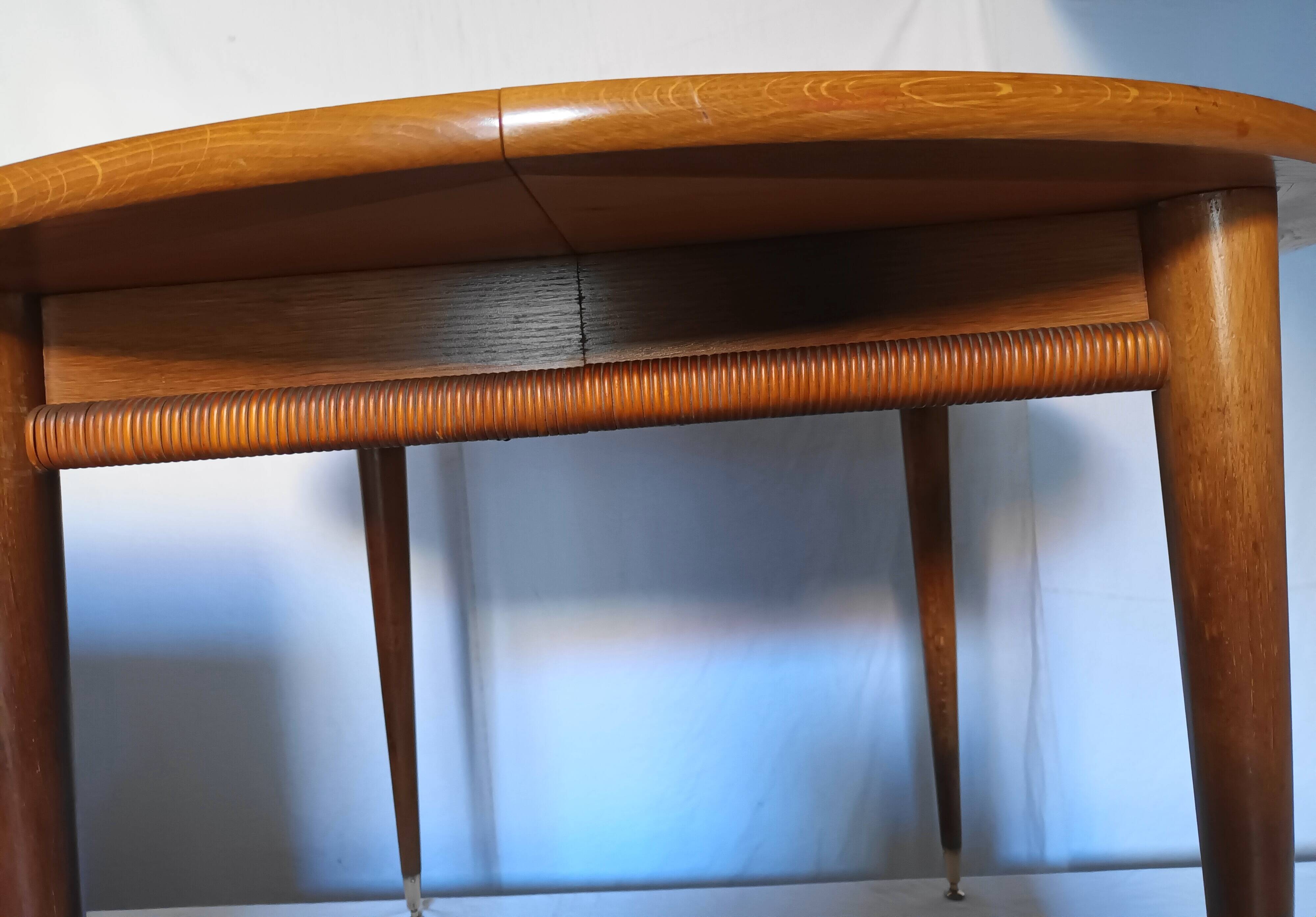 Table ronde a 2 allonges en chene clair des années 50