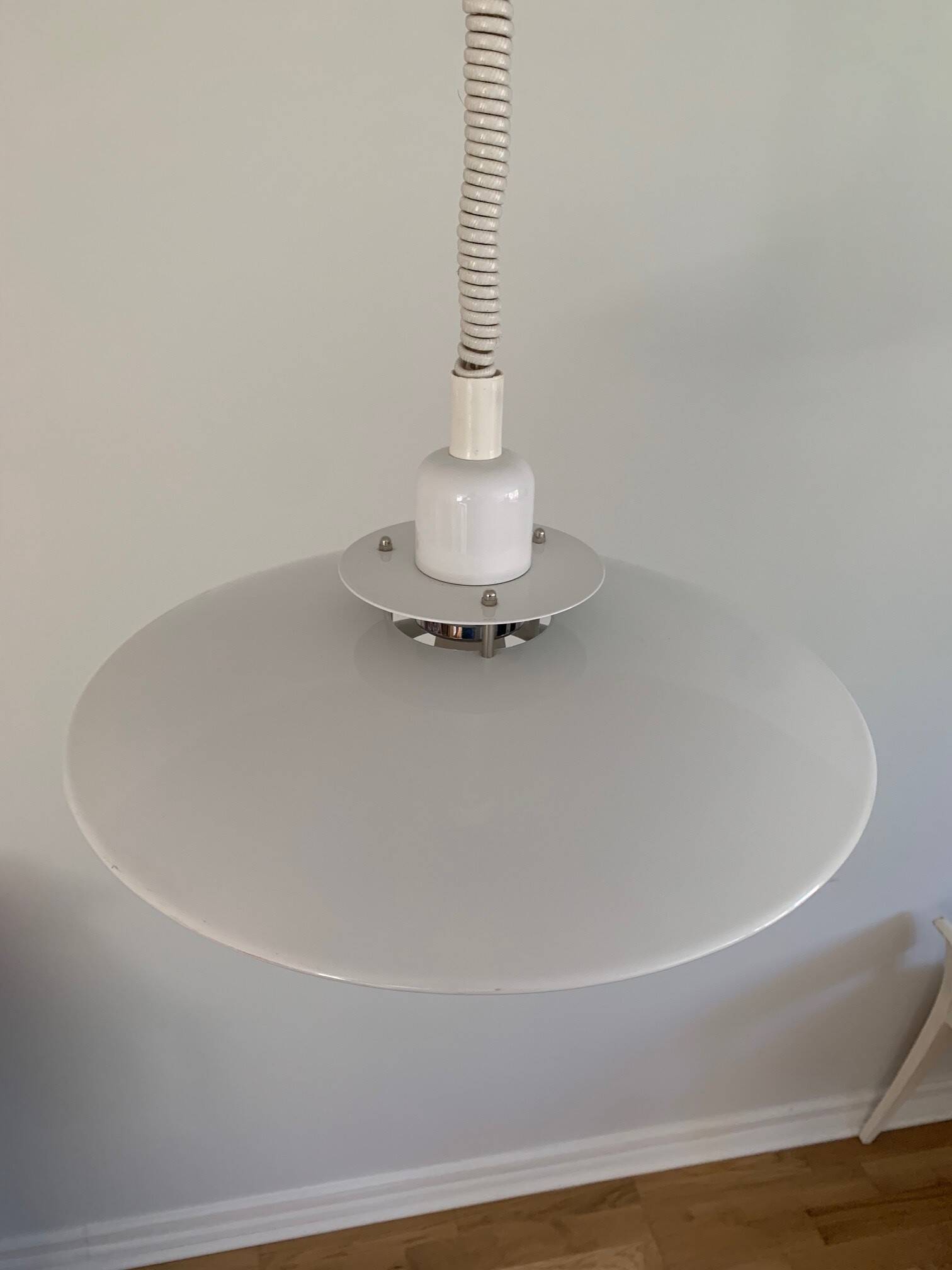 Suspension extensible métal blanc laqué, suède années 70/80