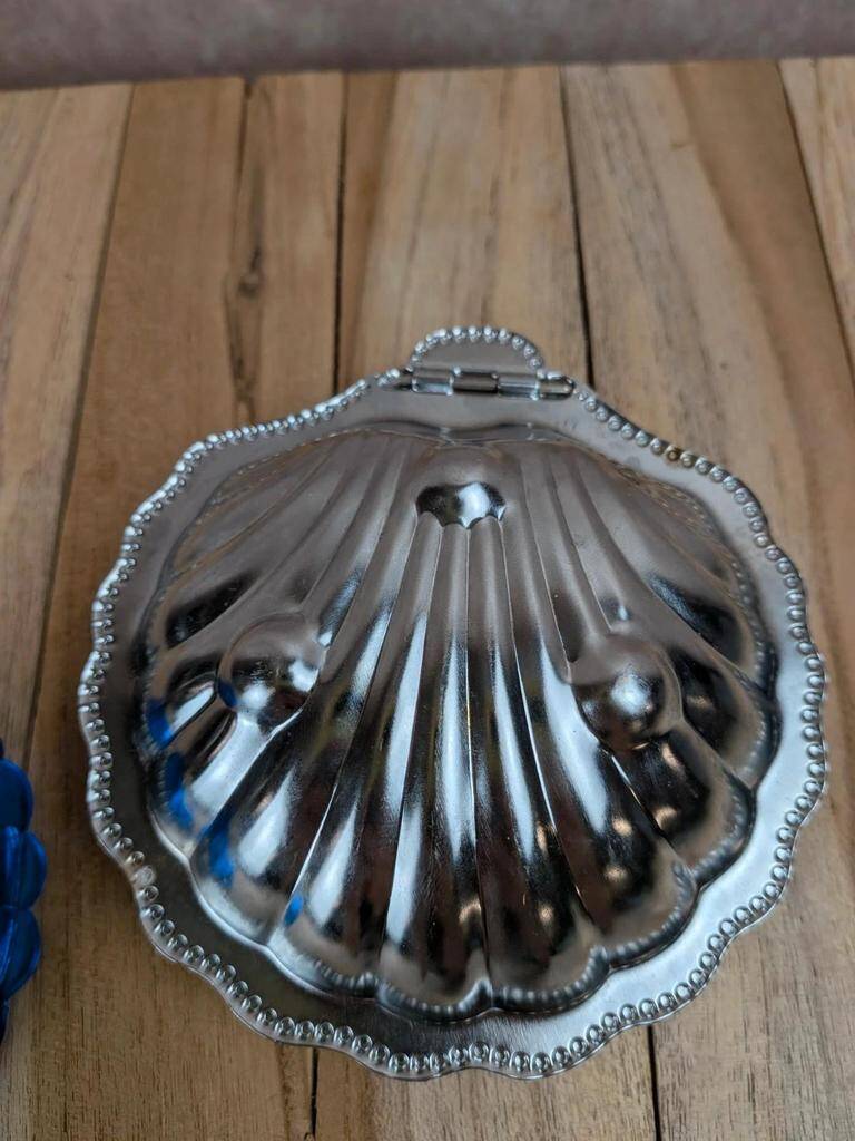 Vintage shell butter dish in silver-plated metal and blue glass – complete