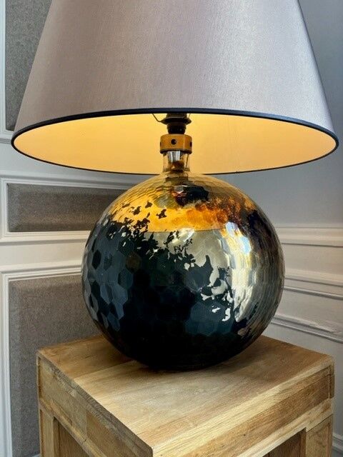Lampe en bronze martelé insérée dans une table carrée en teck