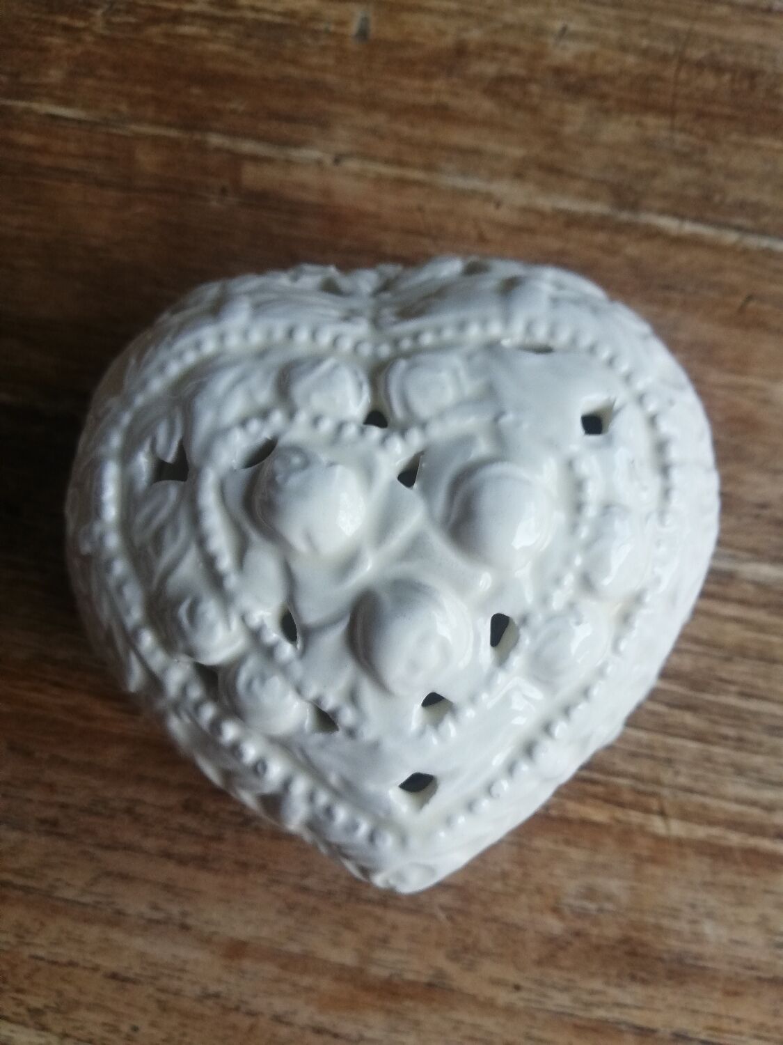 Ceramic heart box decorated with openwork roses