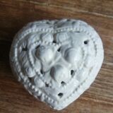Ceramic heart box decorated with openwork roses