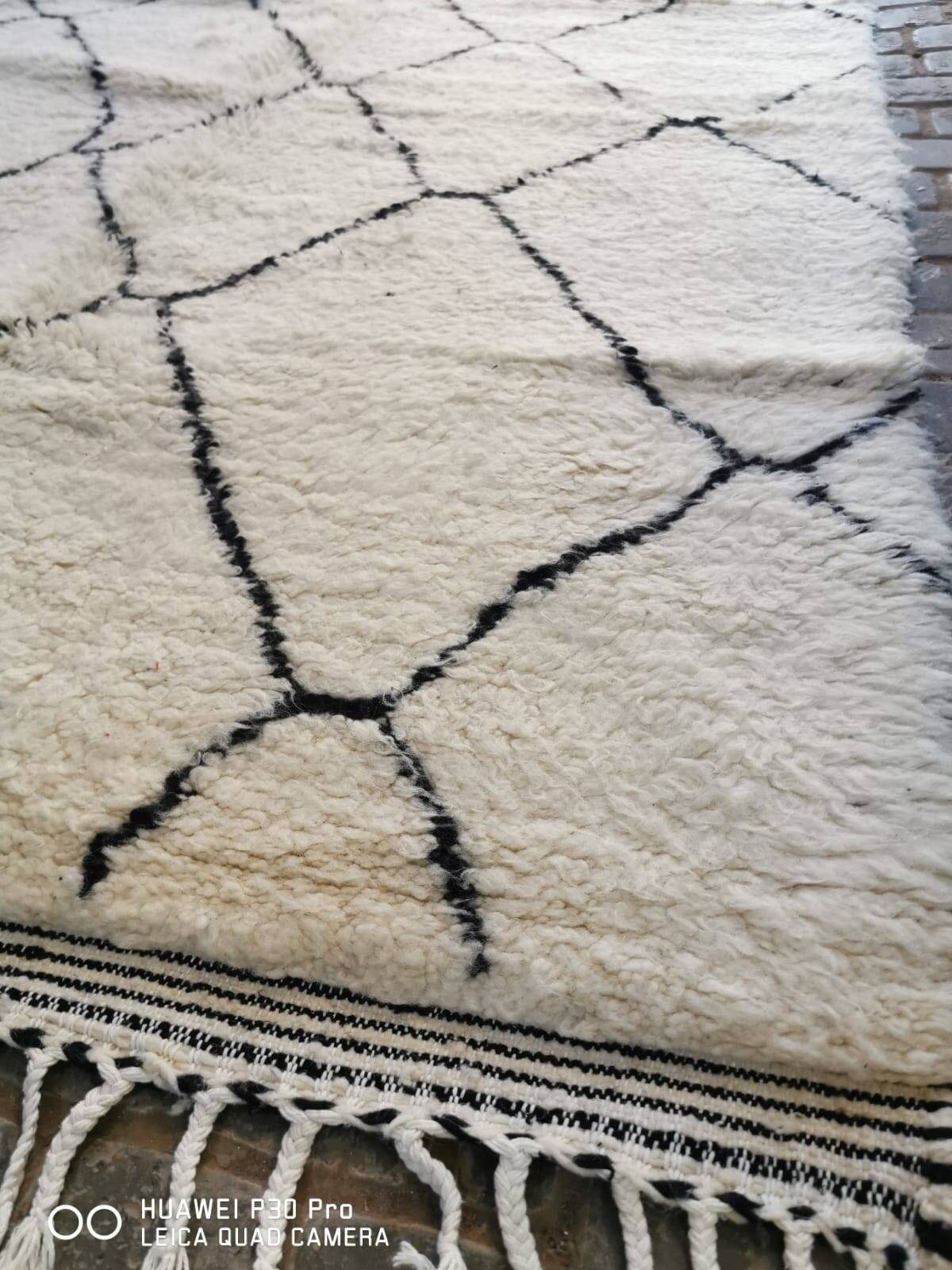 Authentique tapis berbère marocain écru et noir 3*2m
