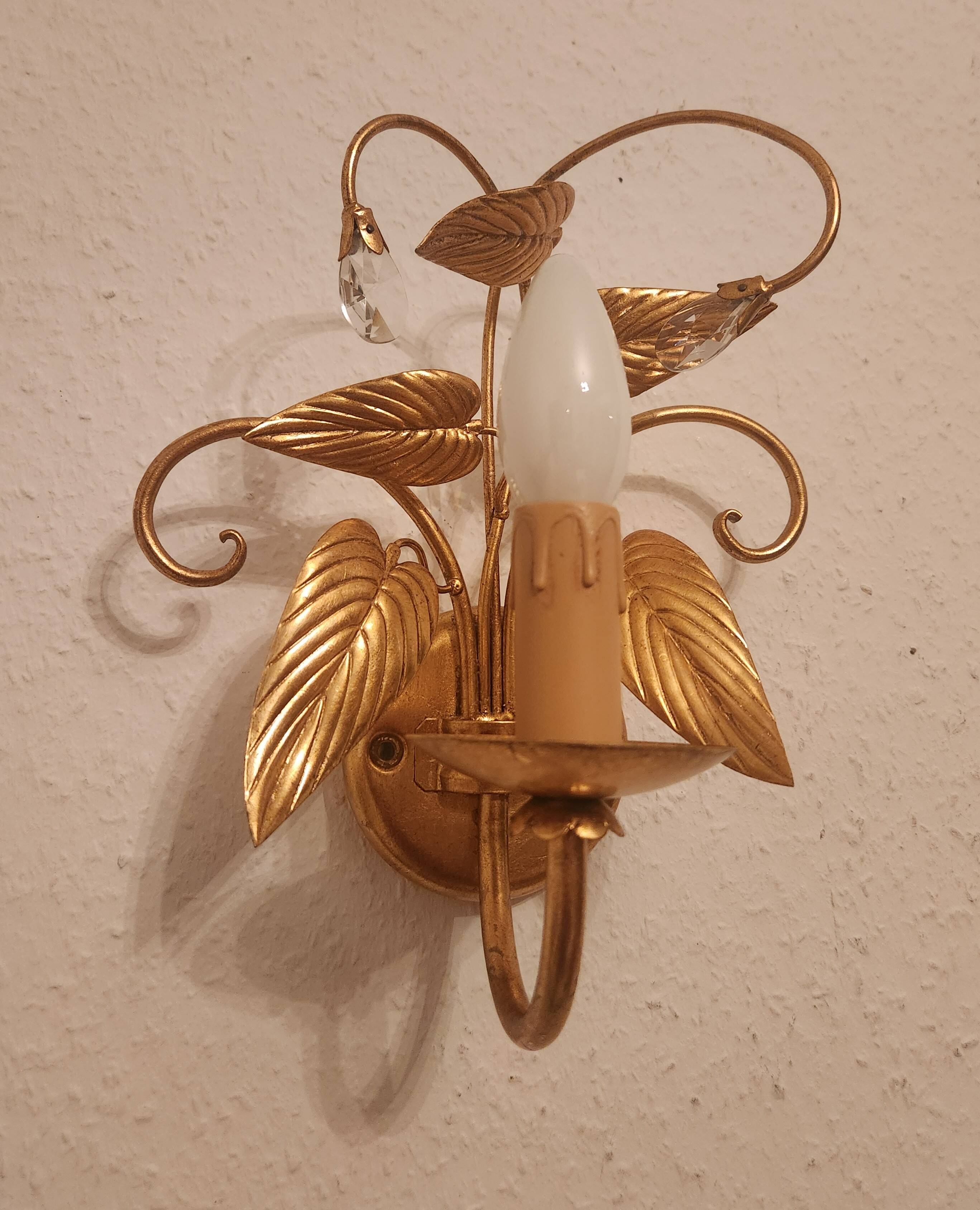 Shabby Wandlampe vergoldet Blattgold Kristallelemente Hollywood Regency 70s
