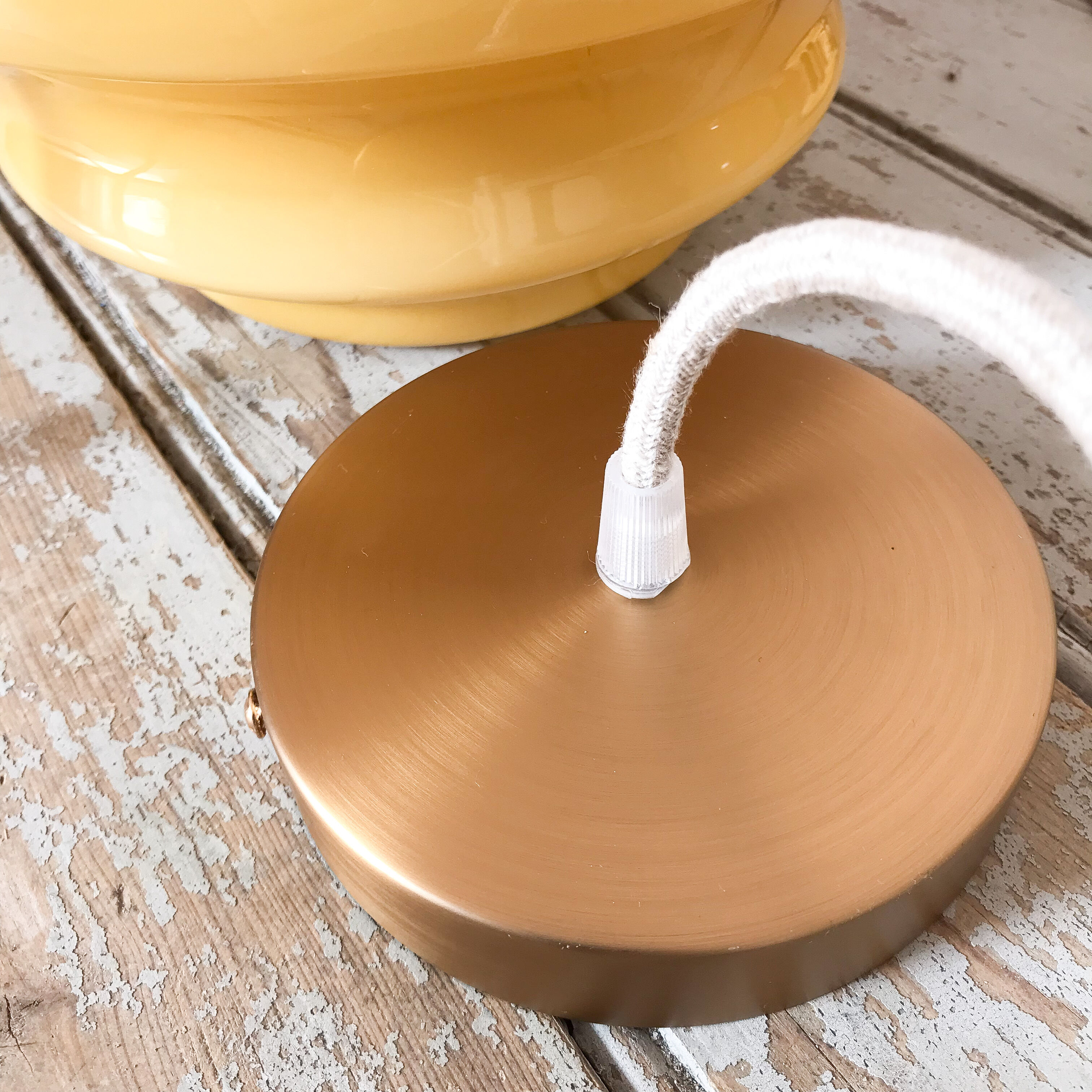 Suspension vintage opaline jaune moutarde