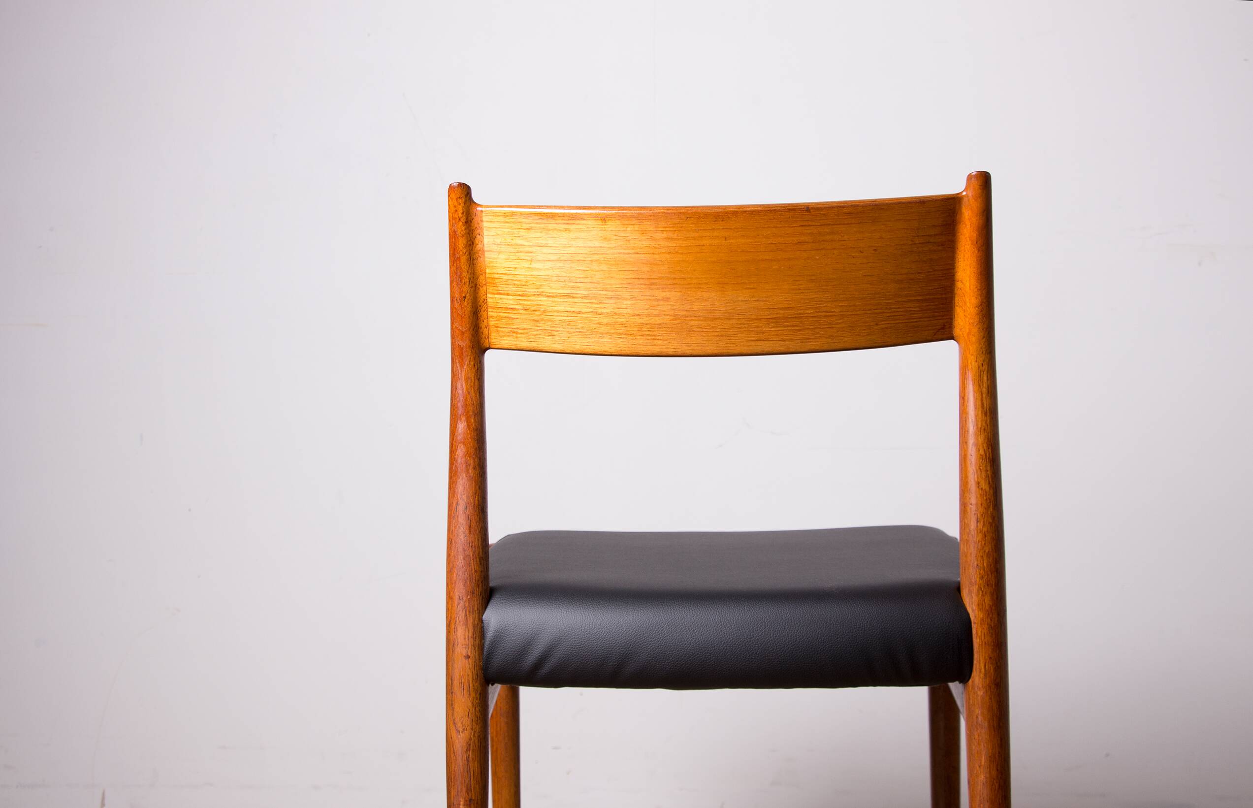 6 Danish chairs in teak and new skai, model 418 by Arne Vodder 1960.