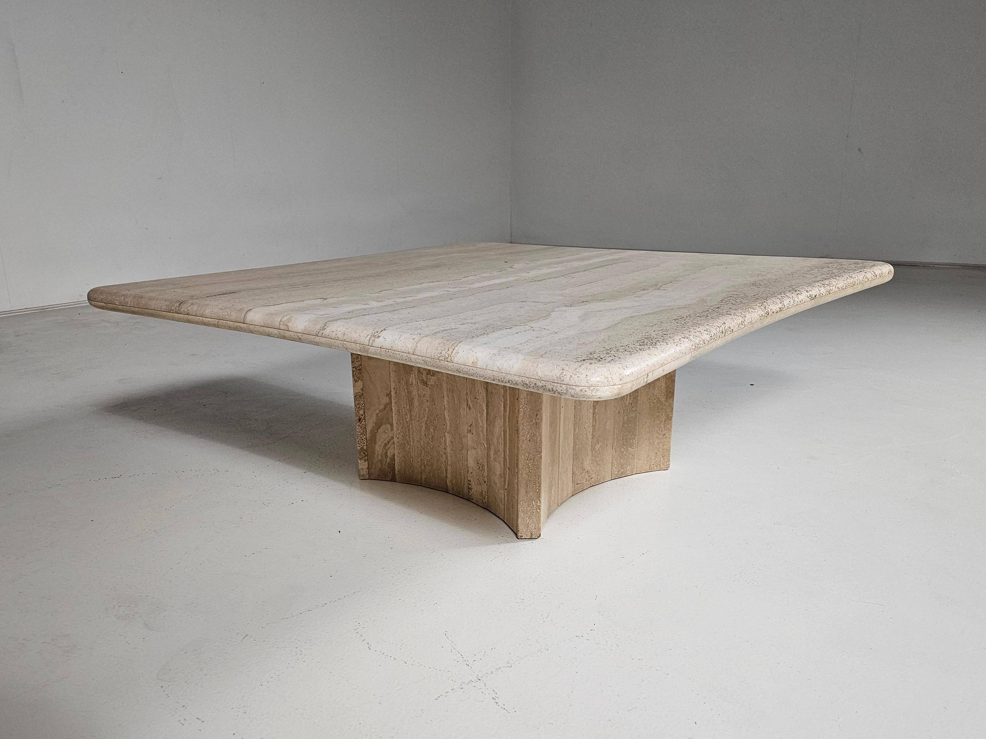 Sculptural coffee table in Italian travertine from the 1970s.