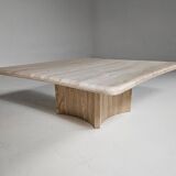Sculptural coffee table in Italian travertine from the 1970s.