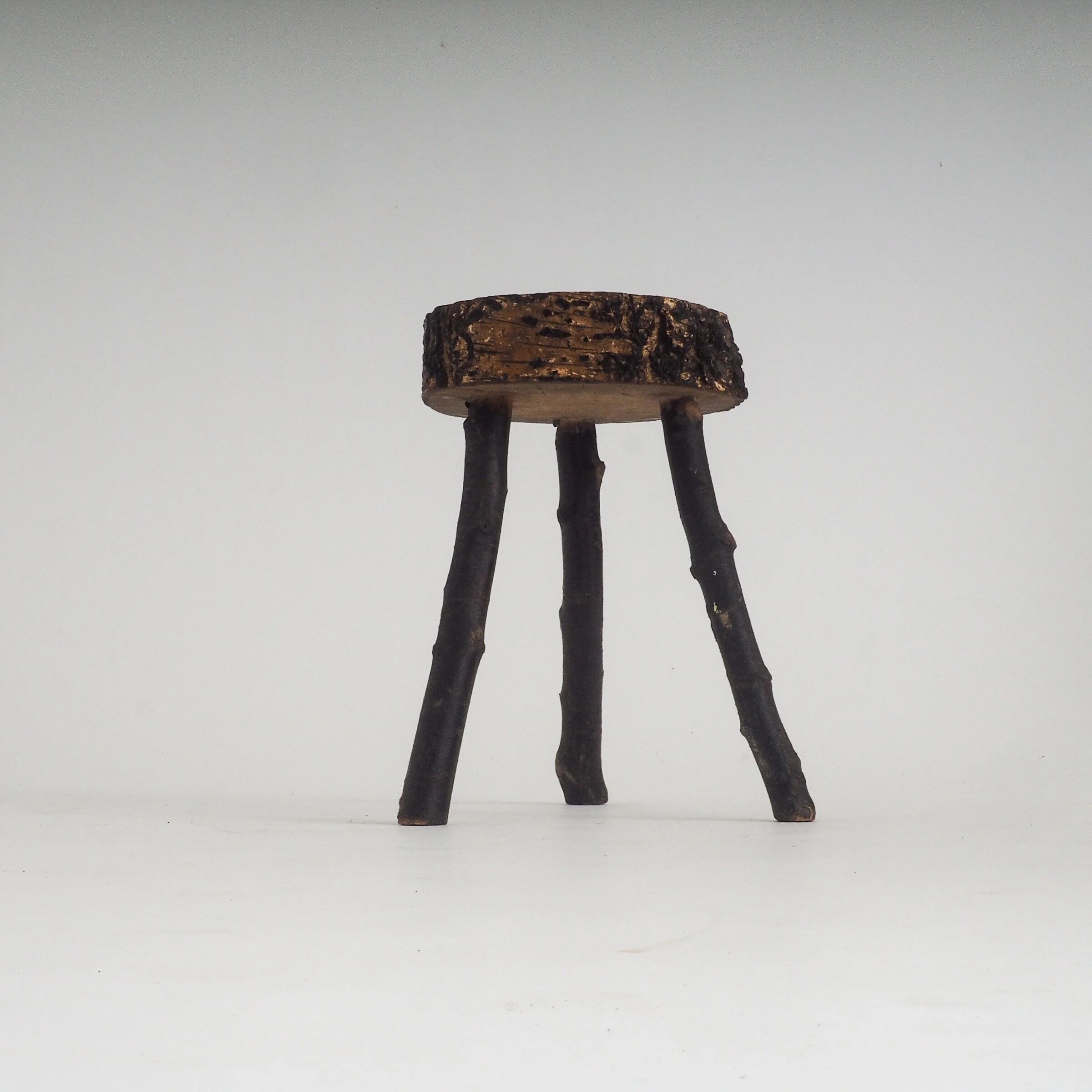 Tabouret en bois rustique fait à la main